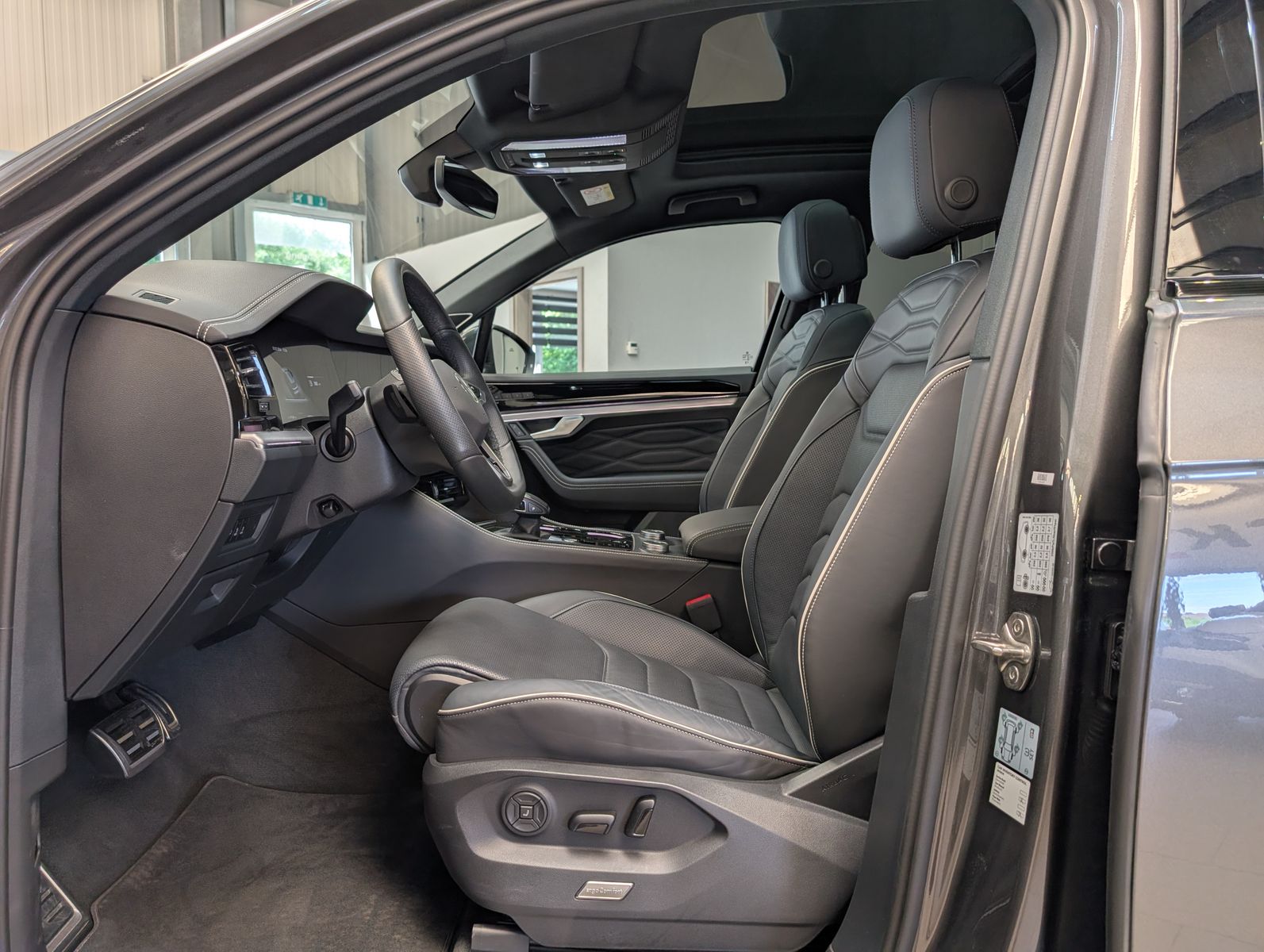 Volkswagen Touareg 3.0TDI 4M R-Line VOLL Black 22" UPE 114T