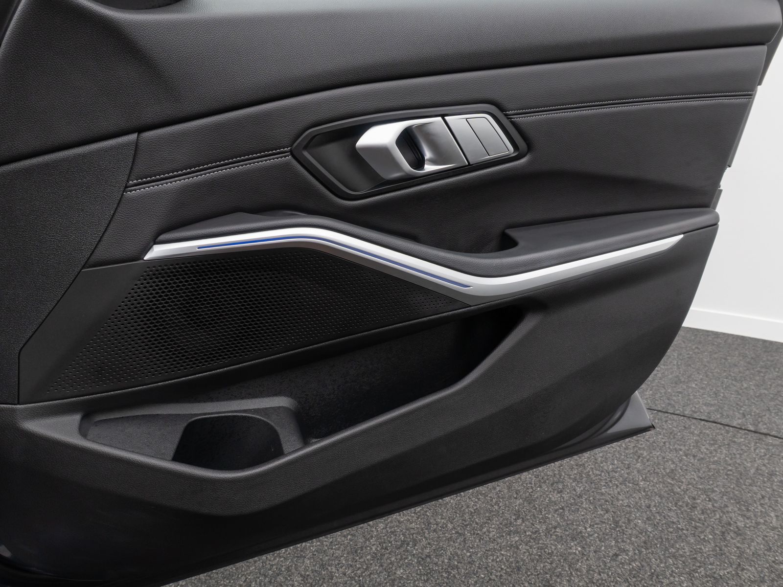 BMW 320i Sport Line - Samsaru's Car Outlet