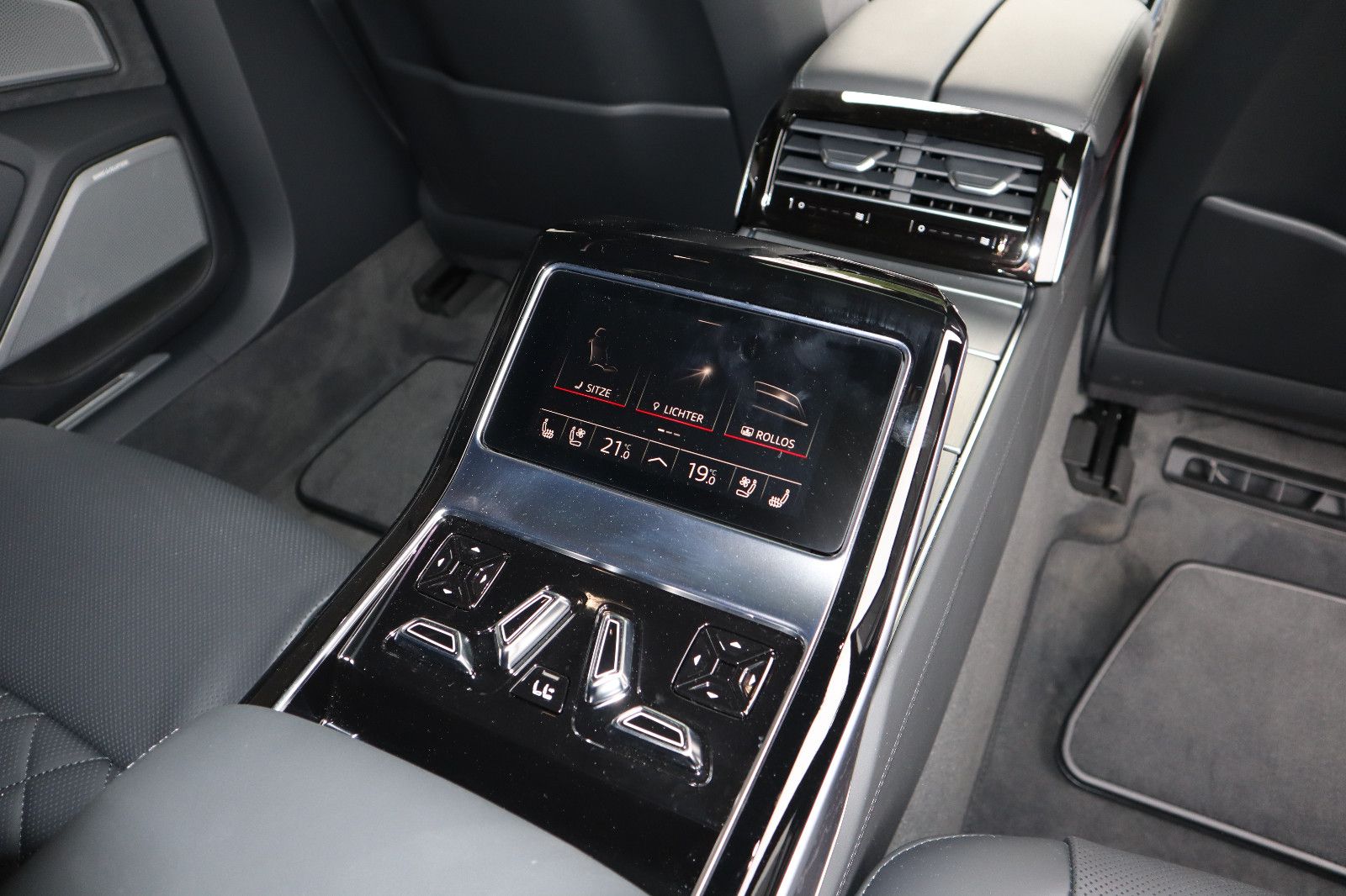Audi A8L 60 TFSIe lang S-LINE - Samsaru's Car Outlet