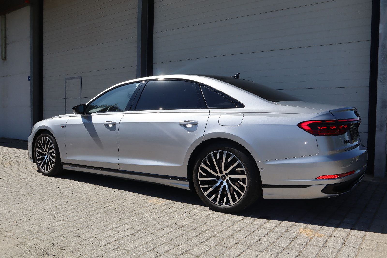 Audi A8L 60 TFSIe lang exclusive S-LINE - Samsaru's Car Outlet