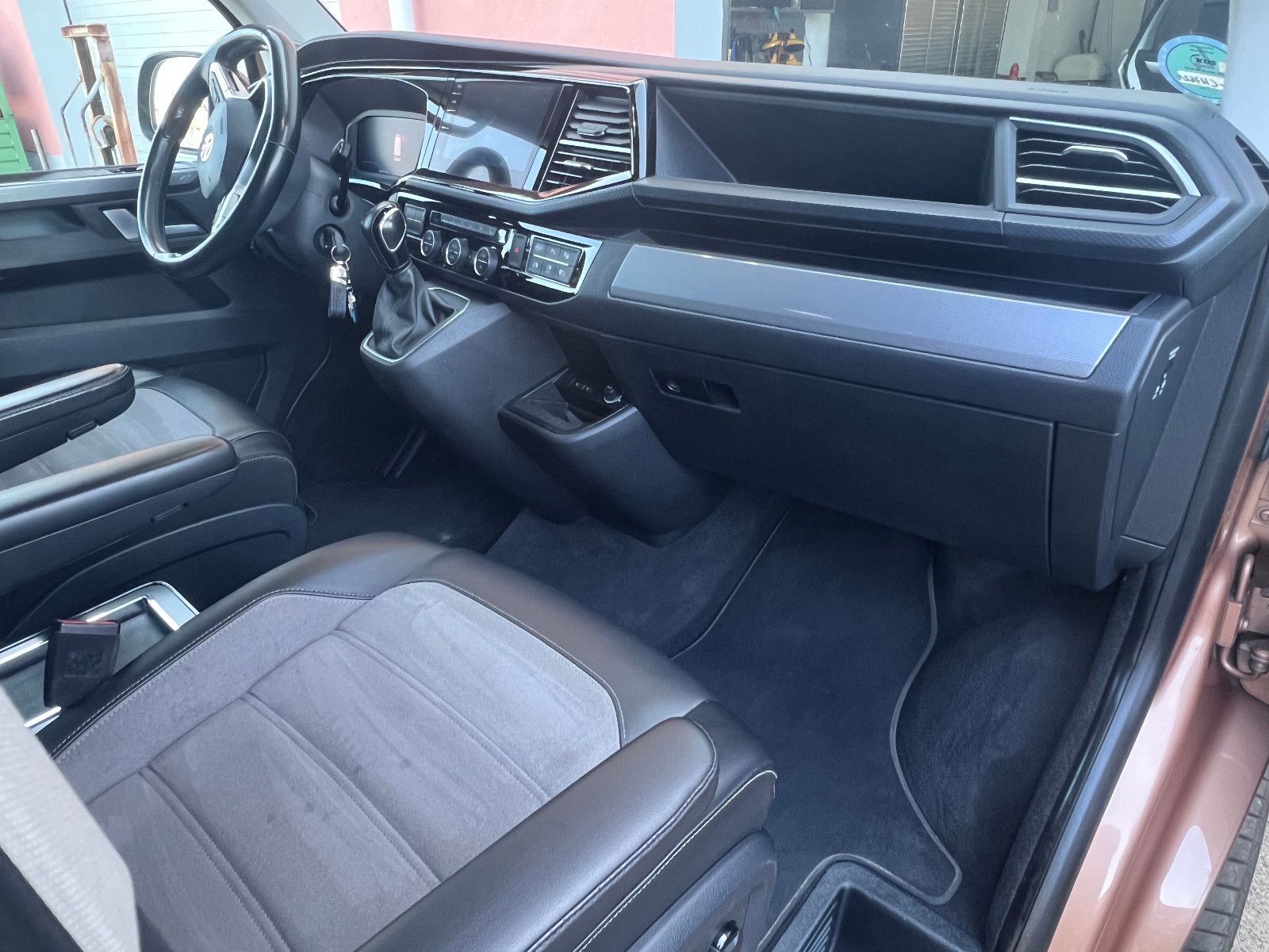 Volkswagen T6.1 Multivan Highline 4Motion - Samsaru's Car Outlet