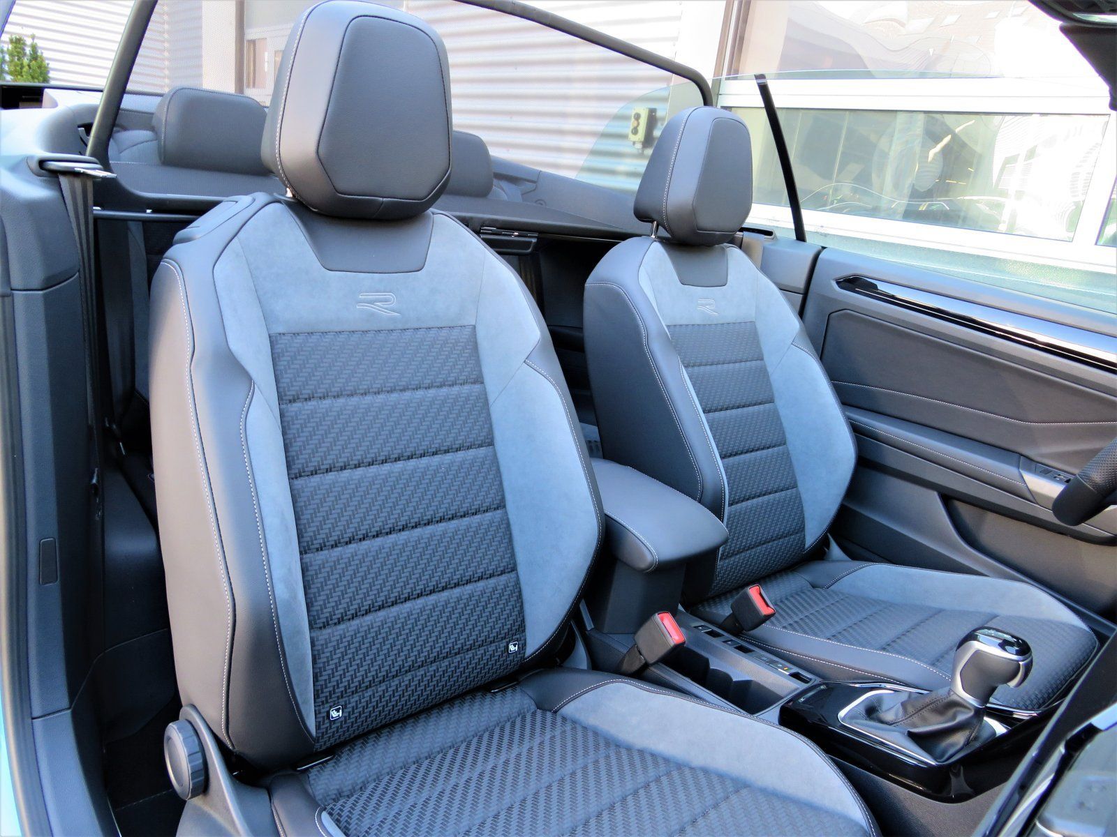 Volkswagen T-Roc 1.5 TSI DSG R-Line - Samsaru's Car Outlet
