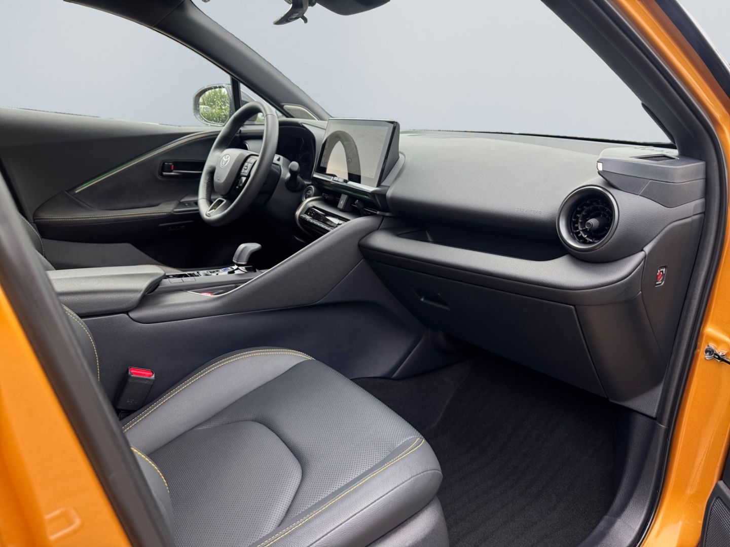 Toyota C-HR 2.0 Hybrid Lounge - Samsaru's Car Outlet