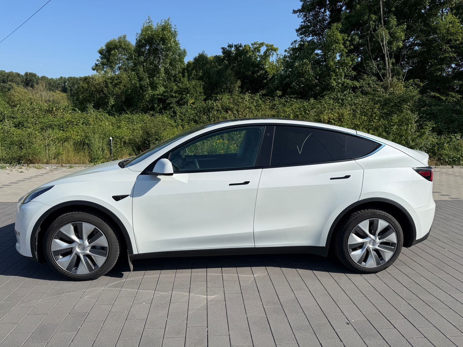 Tesla Model Y Long Range Dual AWD 8-fach bereift HW3