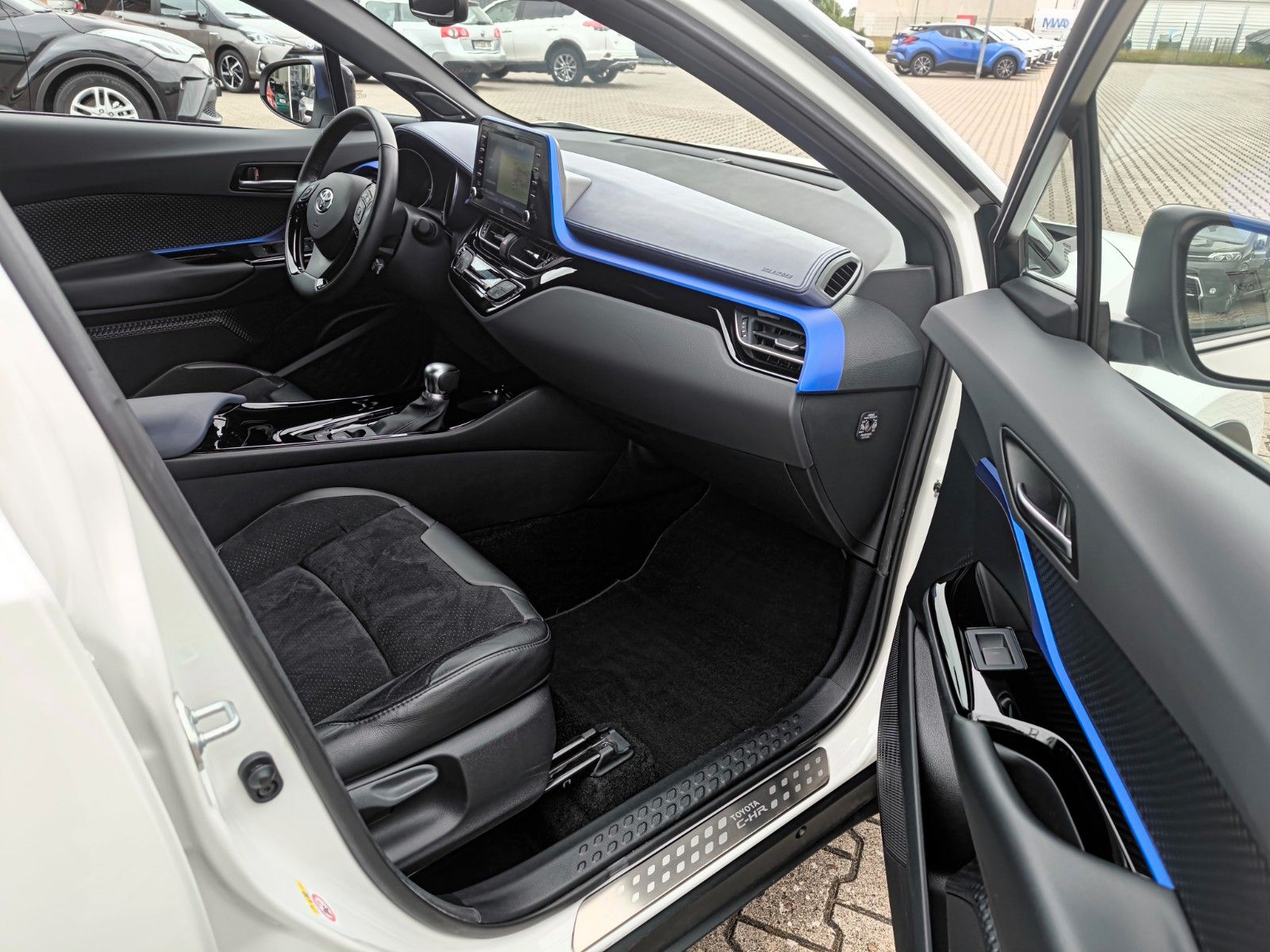 Toyota C-HR Hybrid Style - Samsaru's Car Outlet