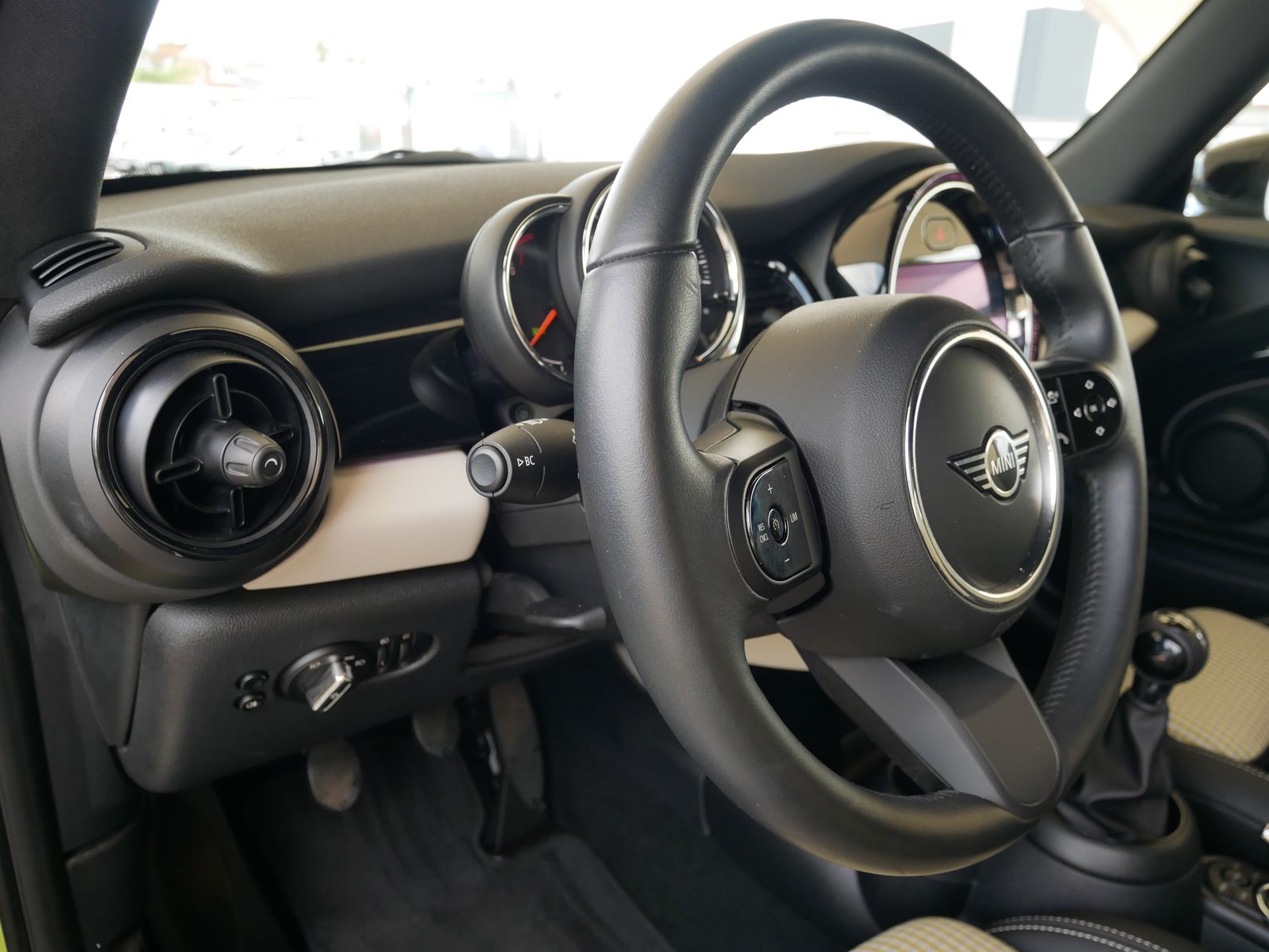 MINI Cooper Cabrio - Samsaru's Car Outlet