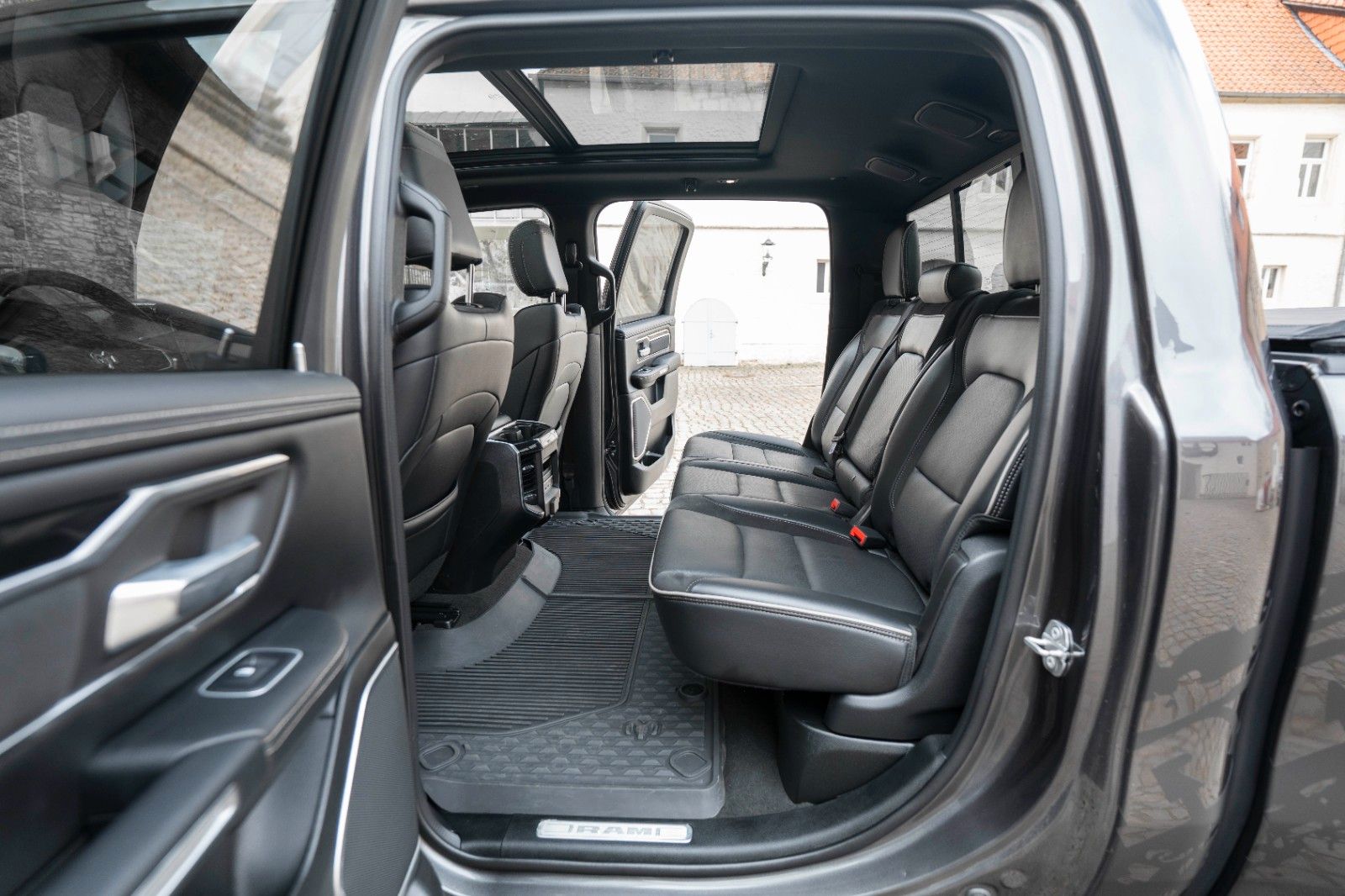 Dodge RAM 5,7L Laramie CC 4X4 360° LED CARPLAY LPG AHK