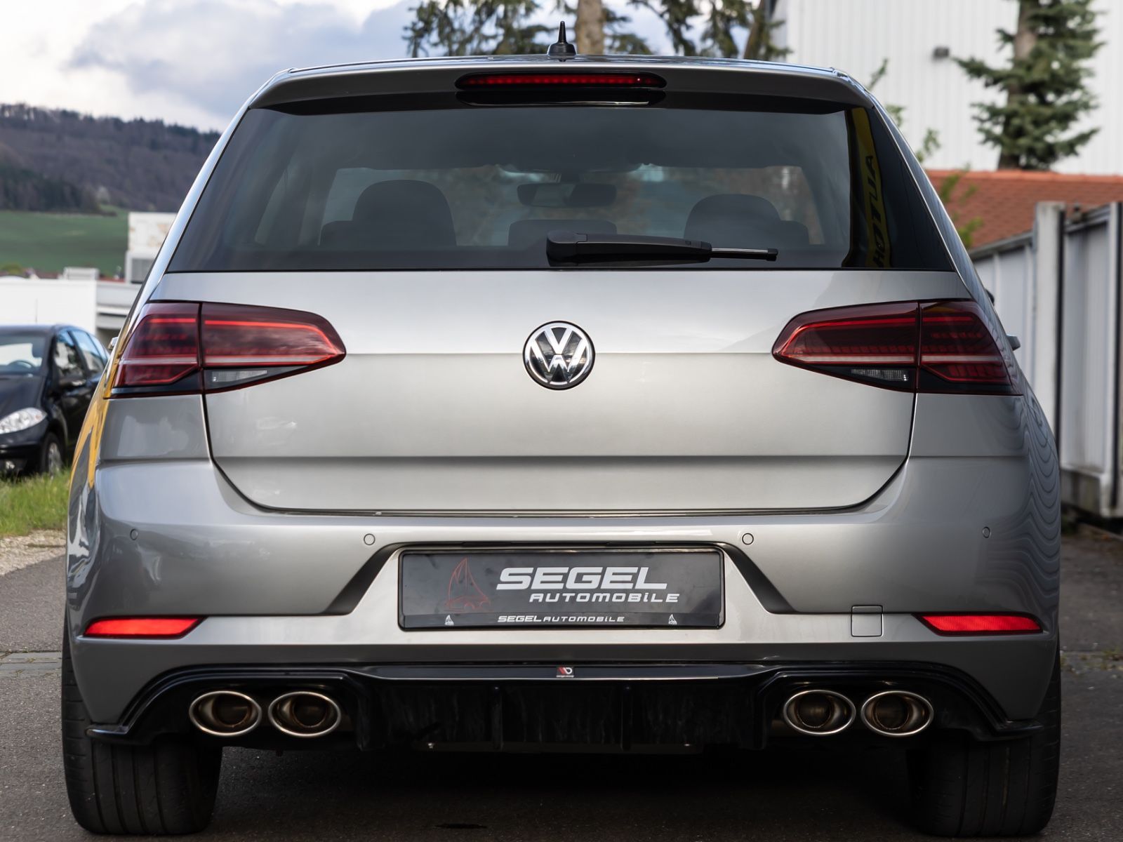 Volkswagen Golf VII 1.5TSI Highline - Samsaru's Car Outlet