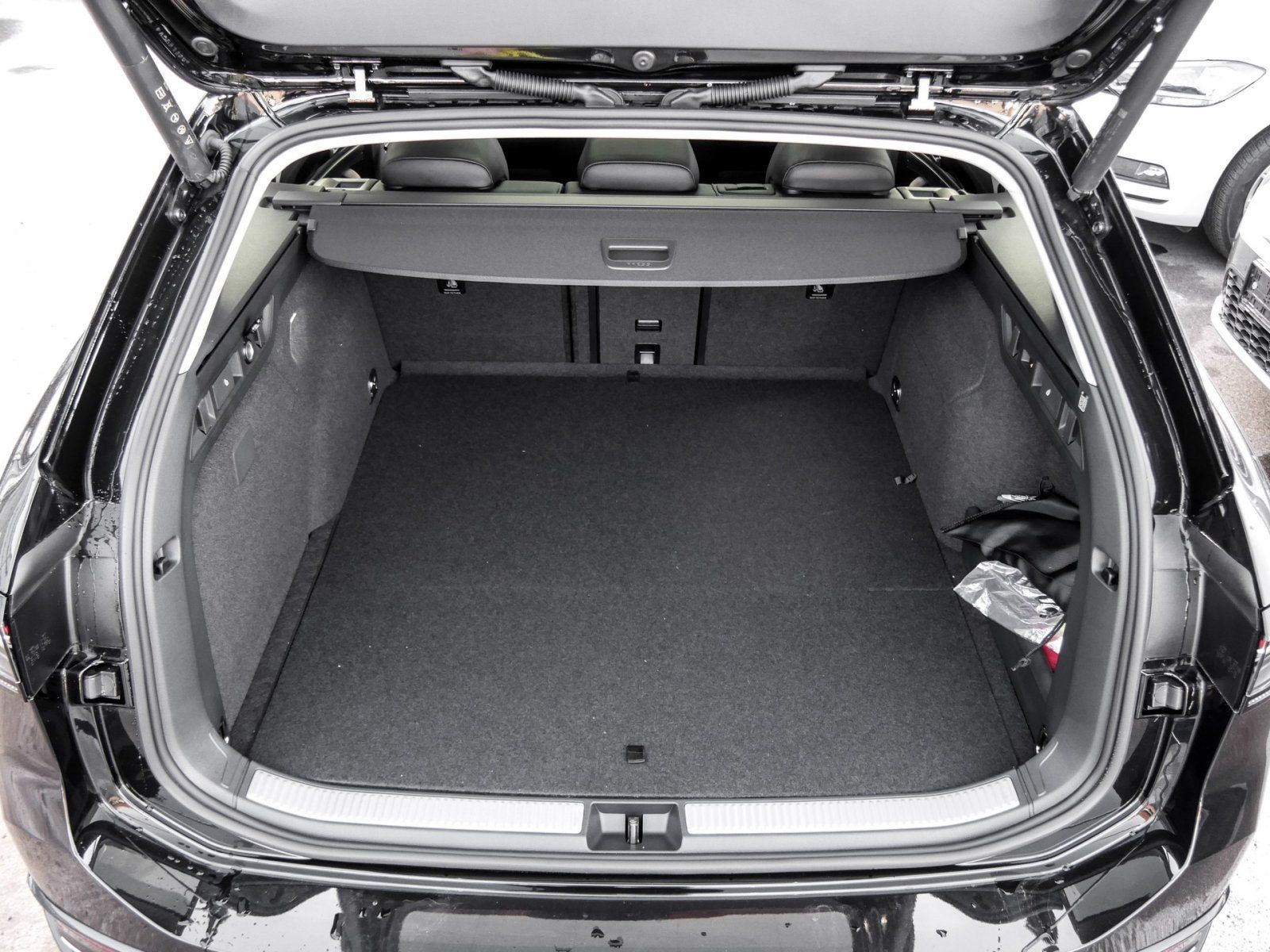 Volkswagen Passat Variant Elegance eHybrid AHK Pano Leder H