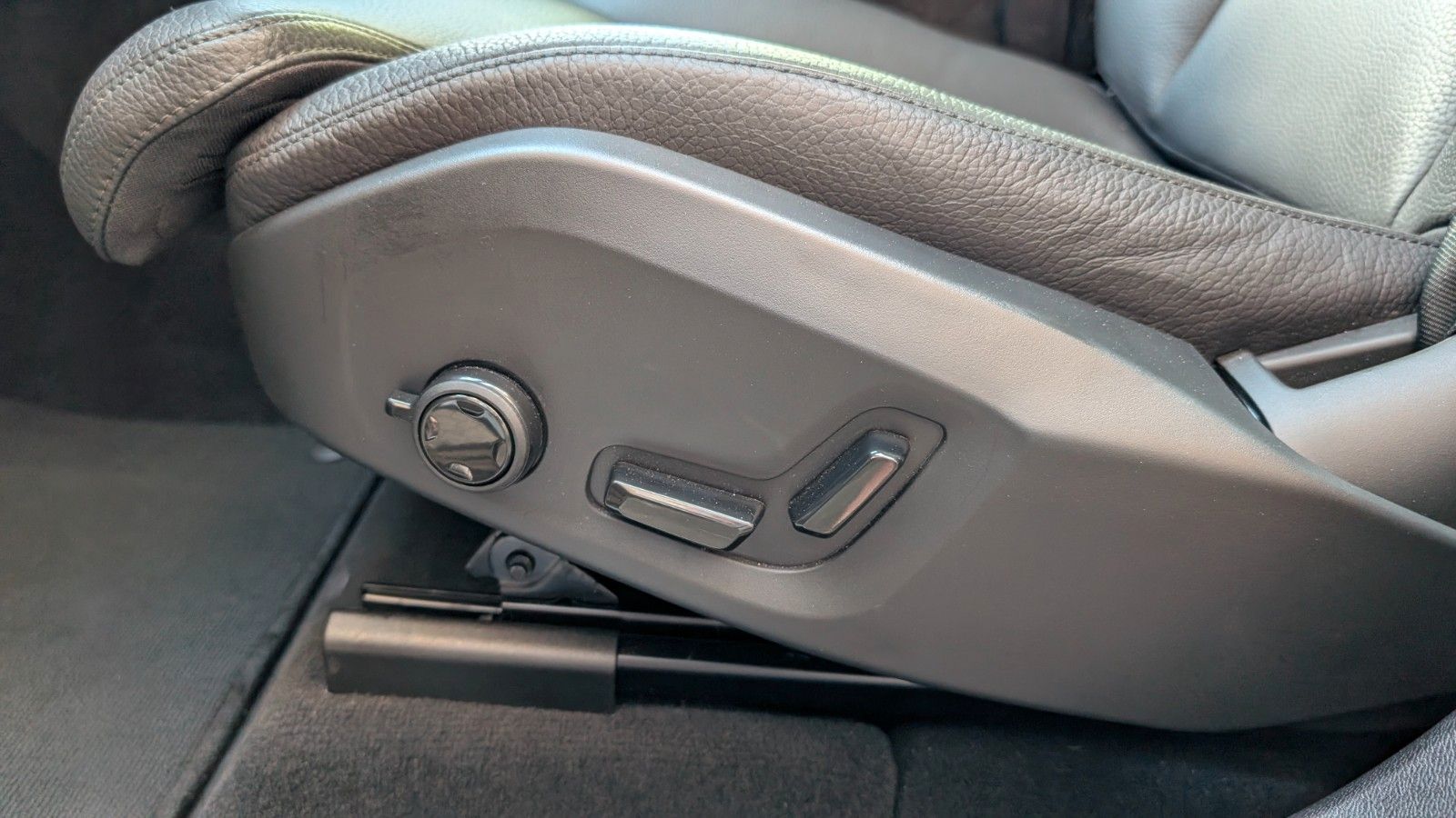 Volvo XC 60 B5 Plus Dark AWD - Samsaru's Car Outlet