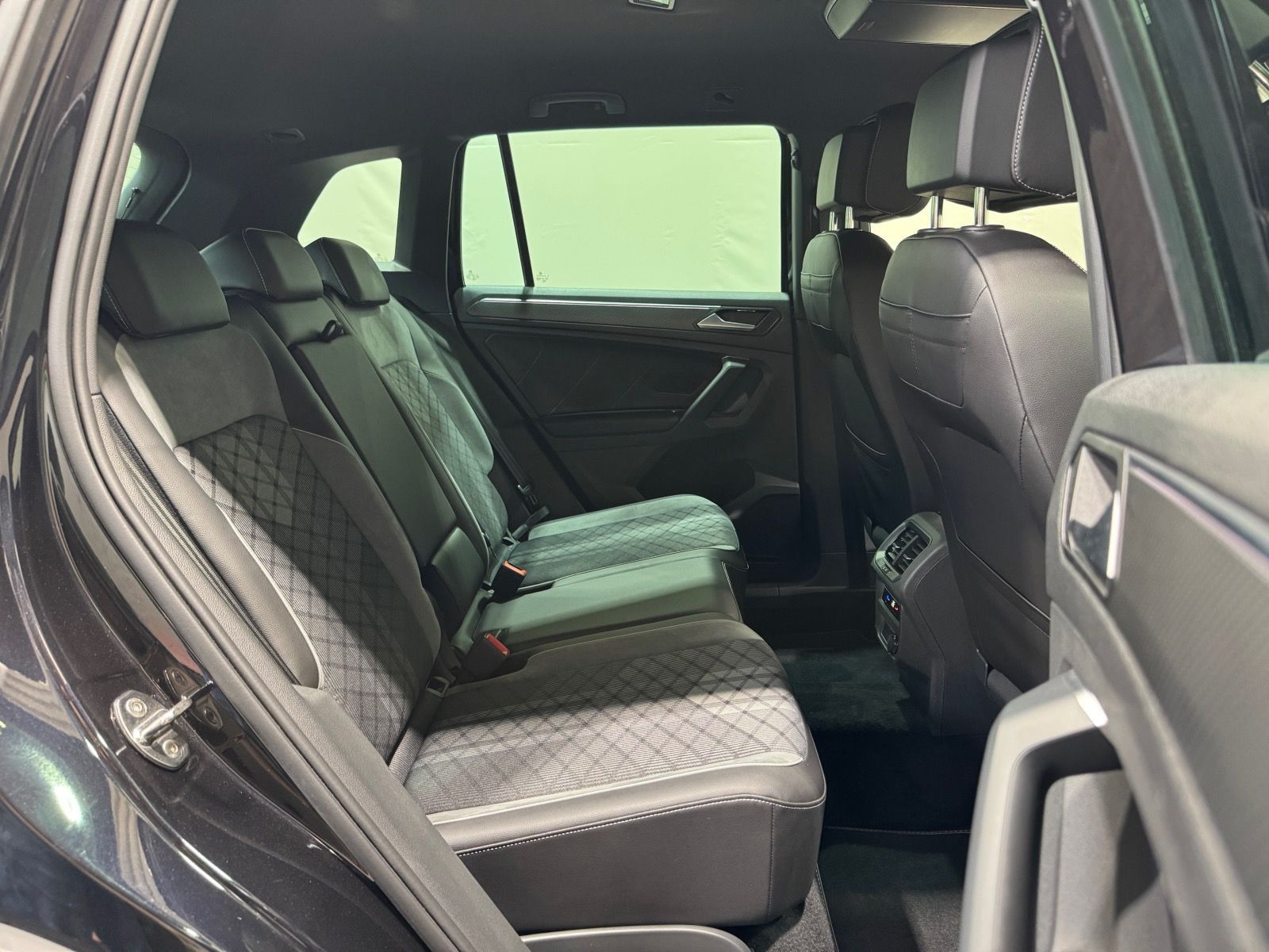 Volkswagen Tiguan R-Line 2.0 TDI DSG 4M - Samsaru's Car Outlet