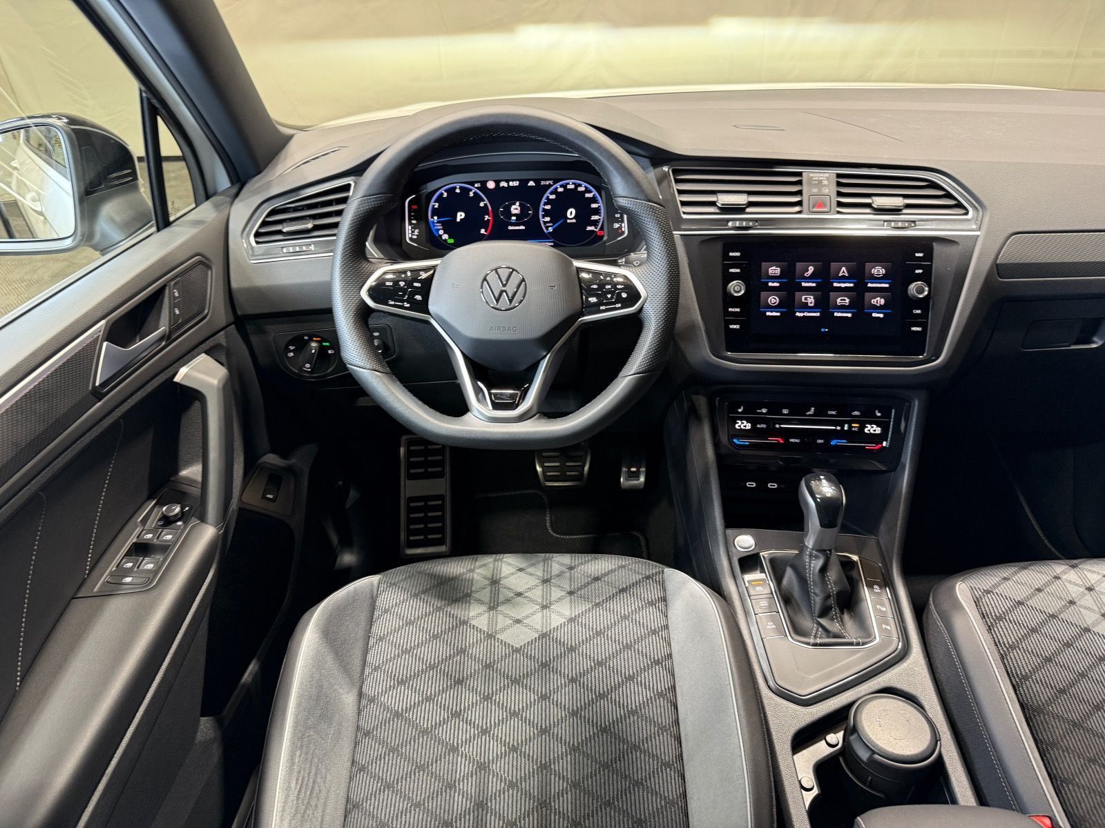 Volkswagen Tiguan R-Line 1.5 TSI DSG - Samsaru's Car Outlet