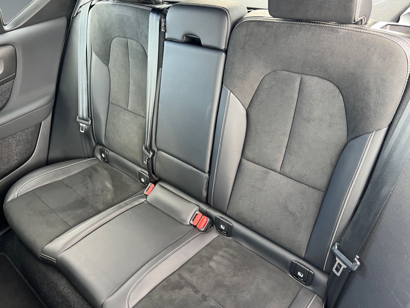 Volvo XC40 Plus Dark 2WD B4 StandHZG AHK El. Panodach