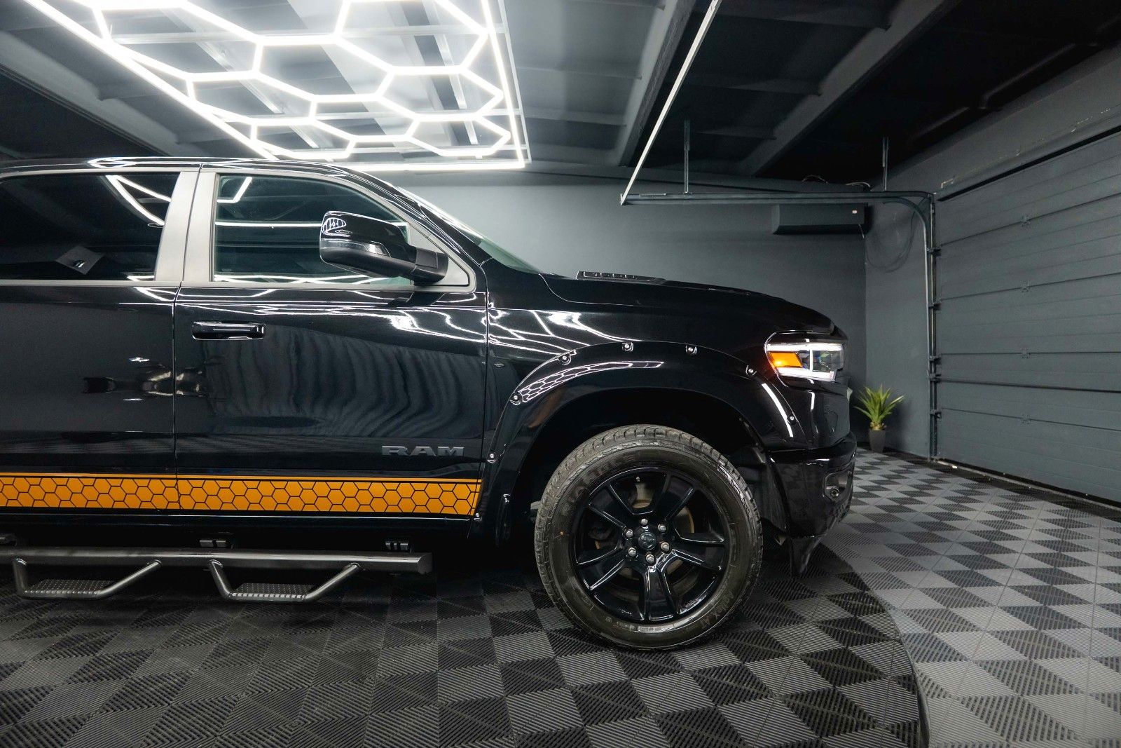 Dodge RAM 5.7 V8 HEMI 4x4 OFFROAD Night Limited 19%