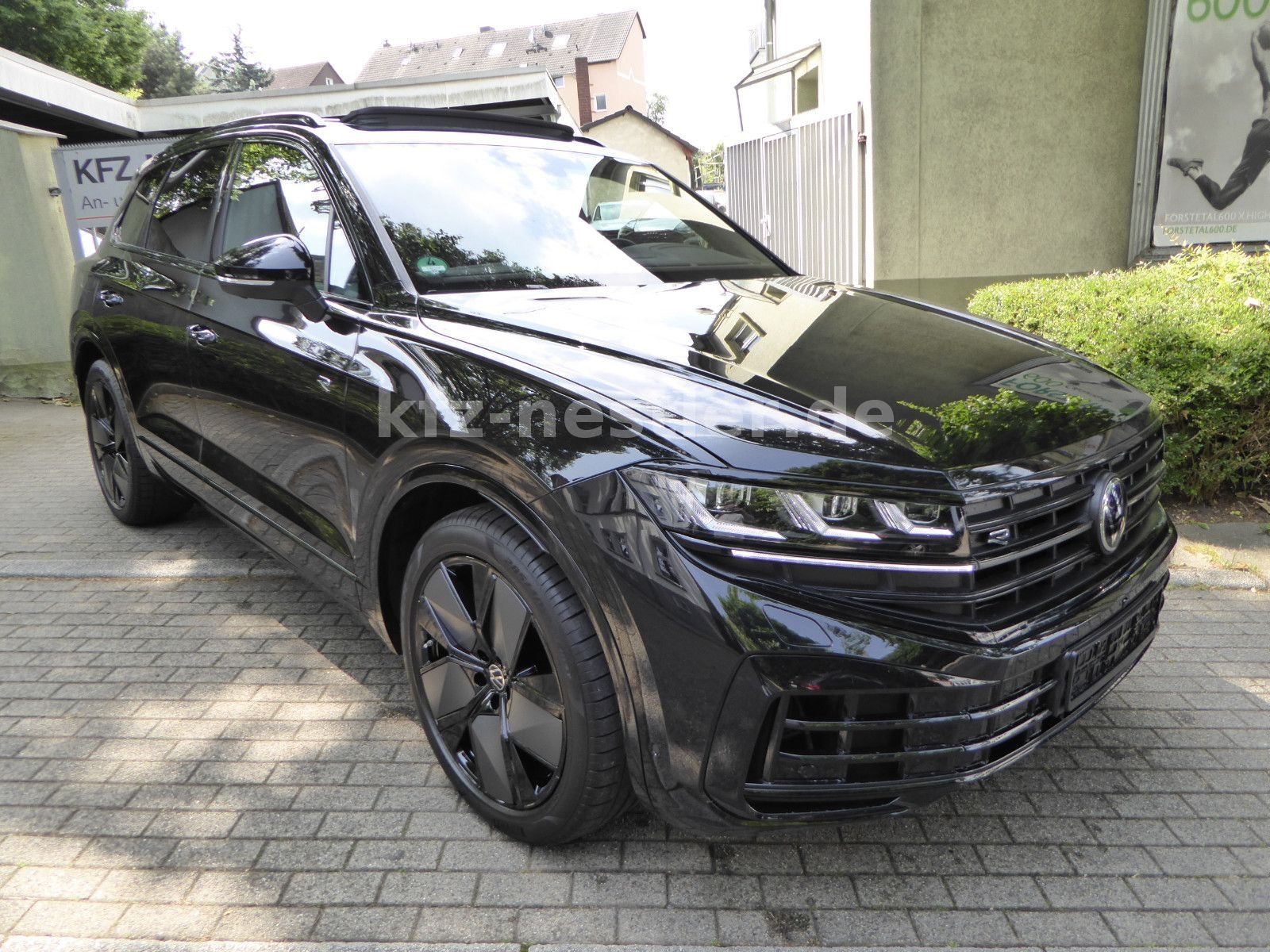 Volkswagen Touareg R eHybrid - Samsaru's Car Outlet