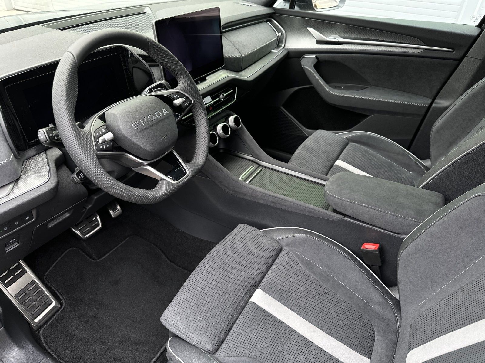Skoda 193PS 4x4 Sportline STHZ PADACH DCC eHK LM20"AHK