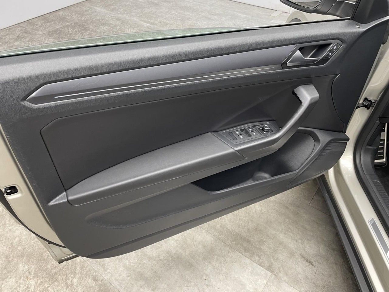 Volkswagen T-Roc 1.5 TSI DSG R-Line - Samsaru's Car Outlet