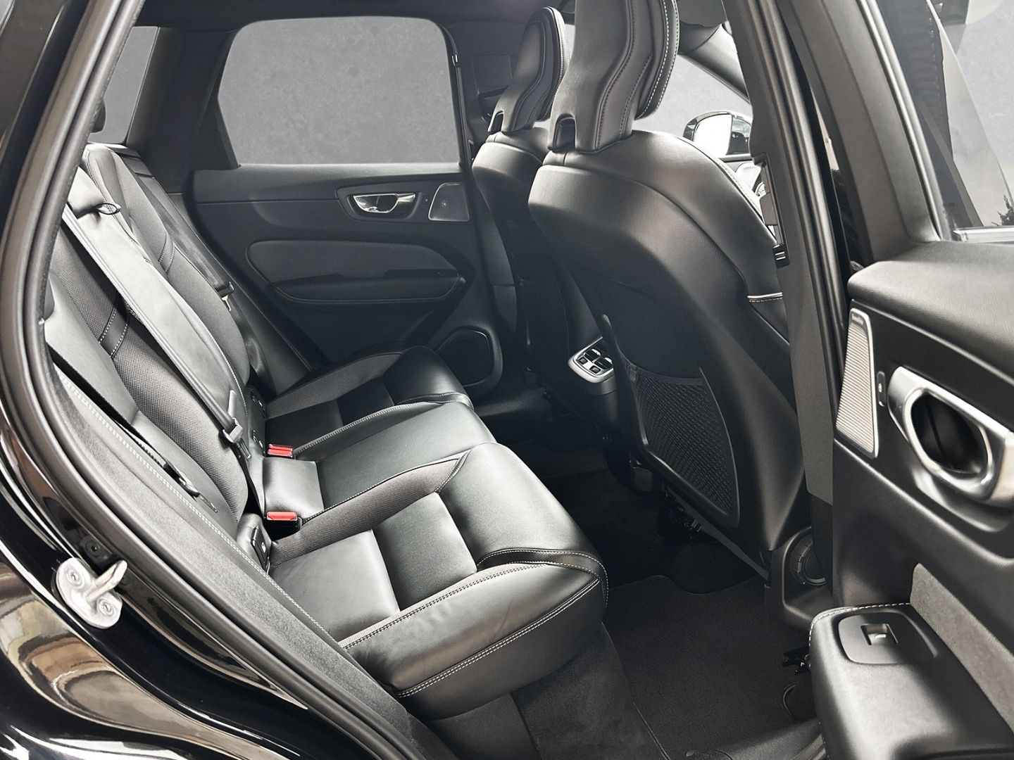 Volvo XC60 R Design AWD B5 Diesel EU6d Bowers+Wilkins