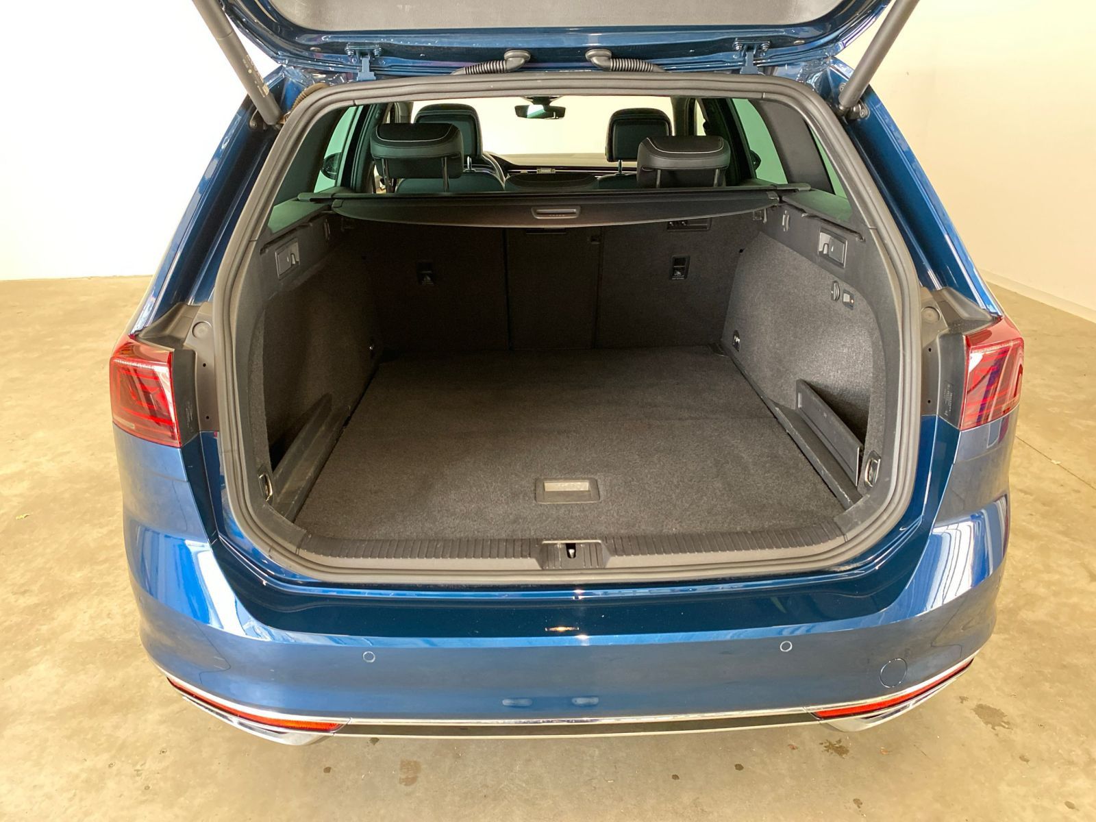 Volkswagen Passat Variant 1.5 TSI Elegance R-Line - Samsaru's Car Outlet