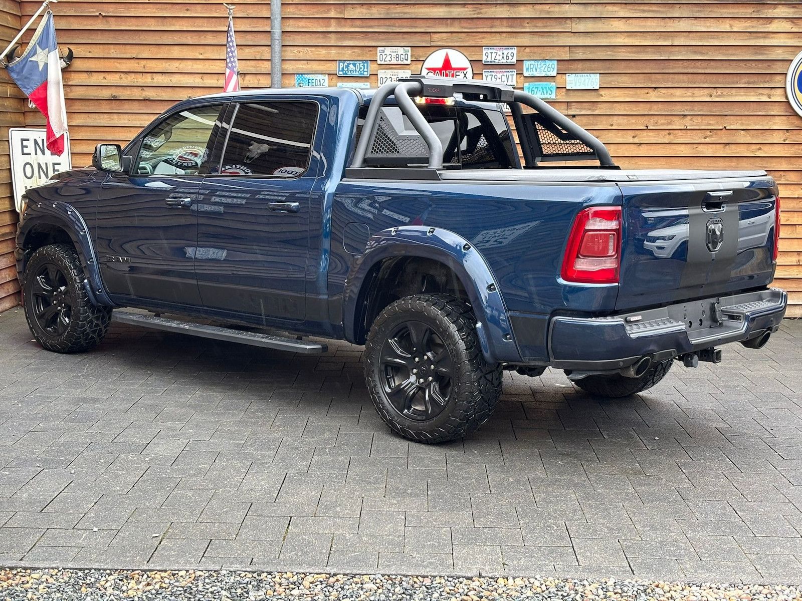 Dodge RAM 1500 Laramie 5,7L 4x4 AHK 12´´ LPG Bügel