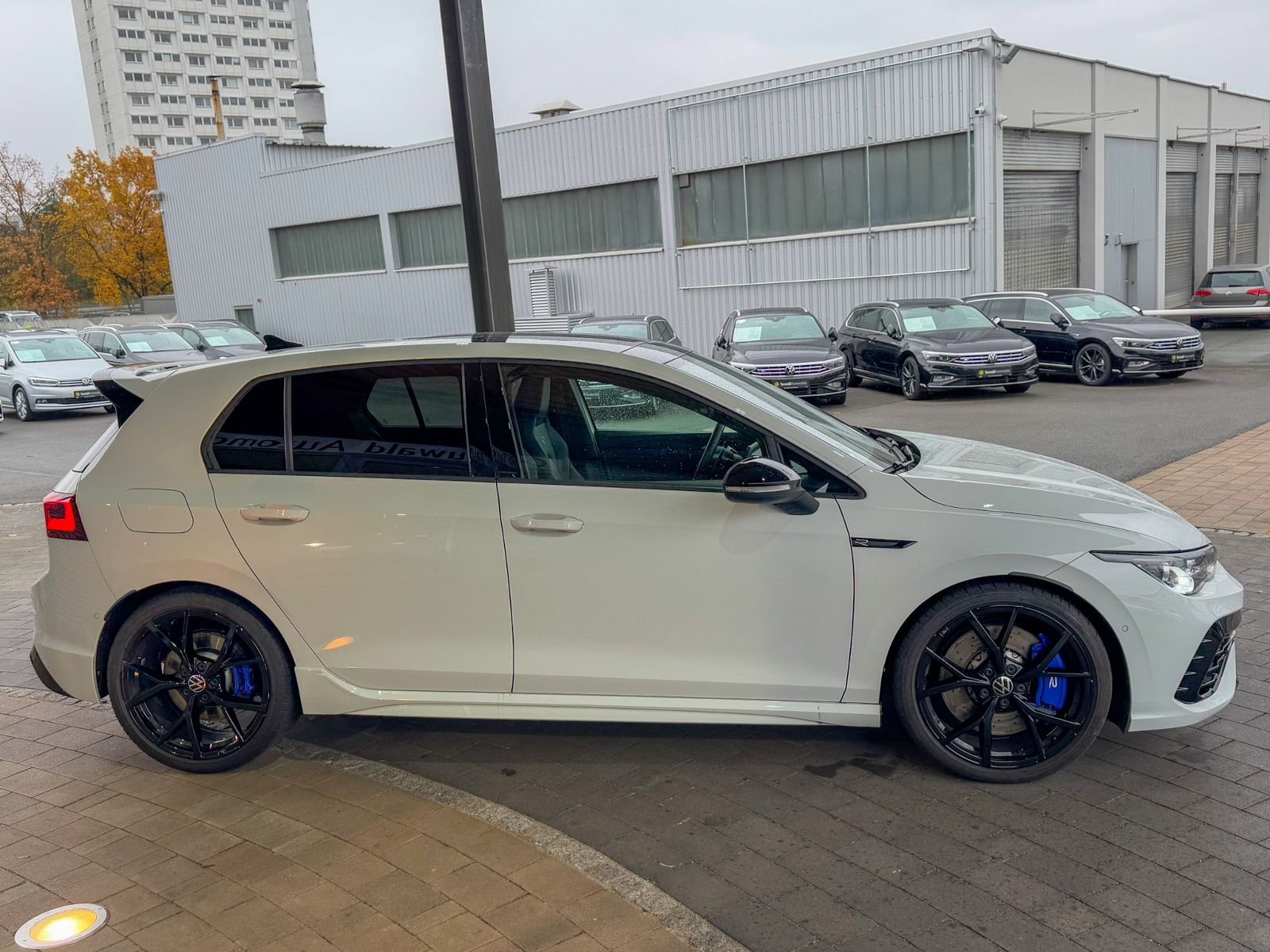 Volkswagen Golf VIII R 2.0 TSI DSG - Samsaru's Car Outlet