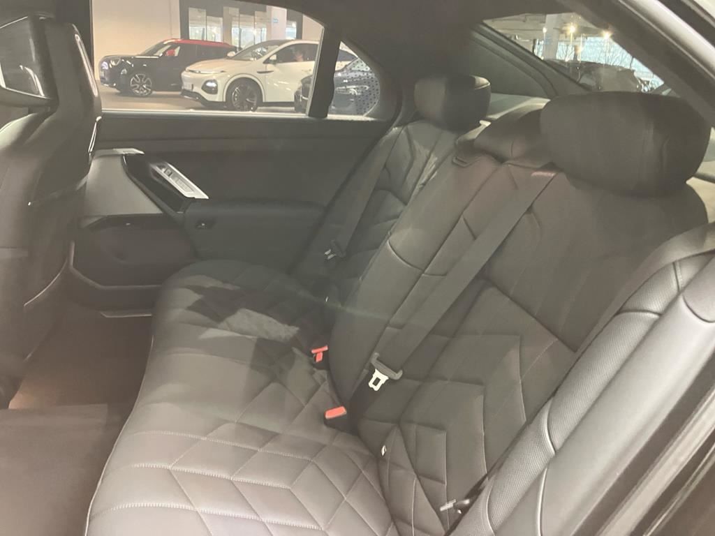 BMW 740d xDr M Sport Pro SkyLounge+TheatreScreen+AHK