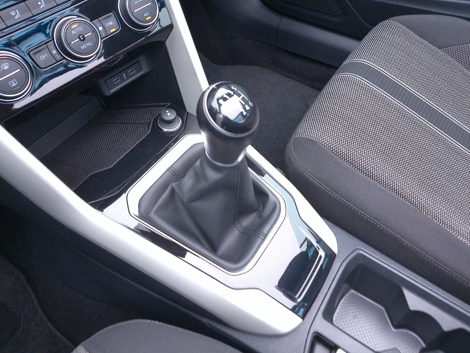 Volkswagen T-Roc Style Black - Samsaru's Car Outlet