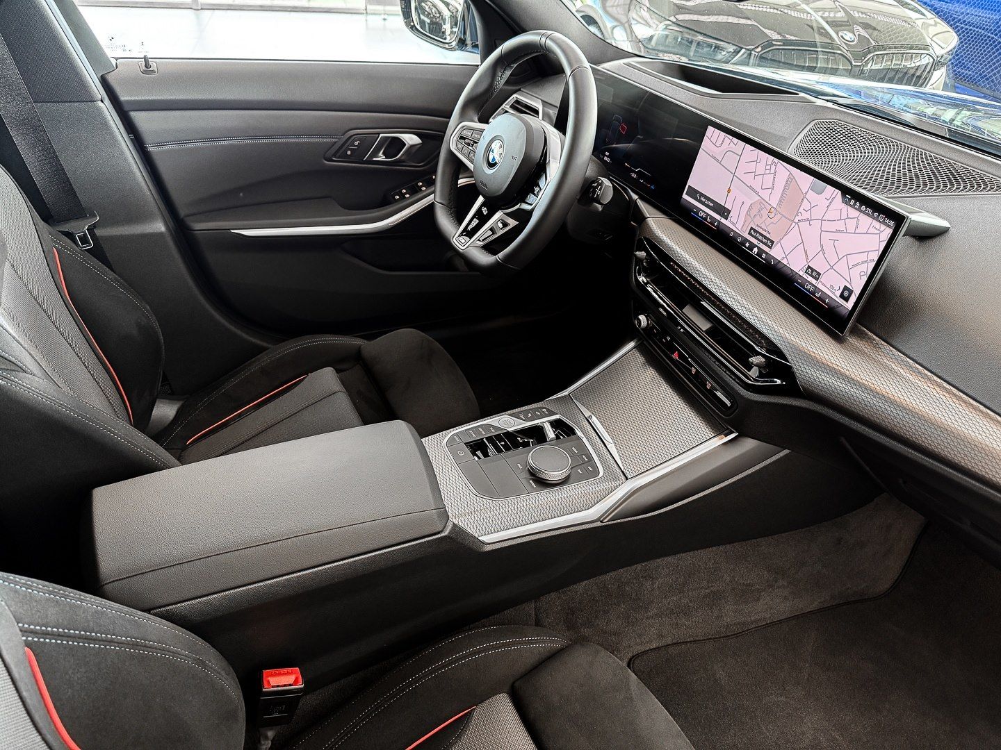 BMW 318i Touring M Sport + DA + PA+ + ACC + HUD + UV