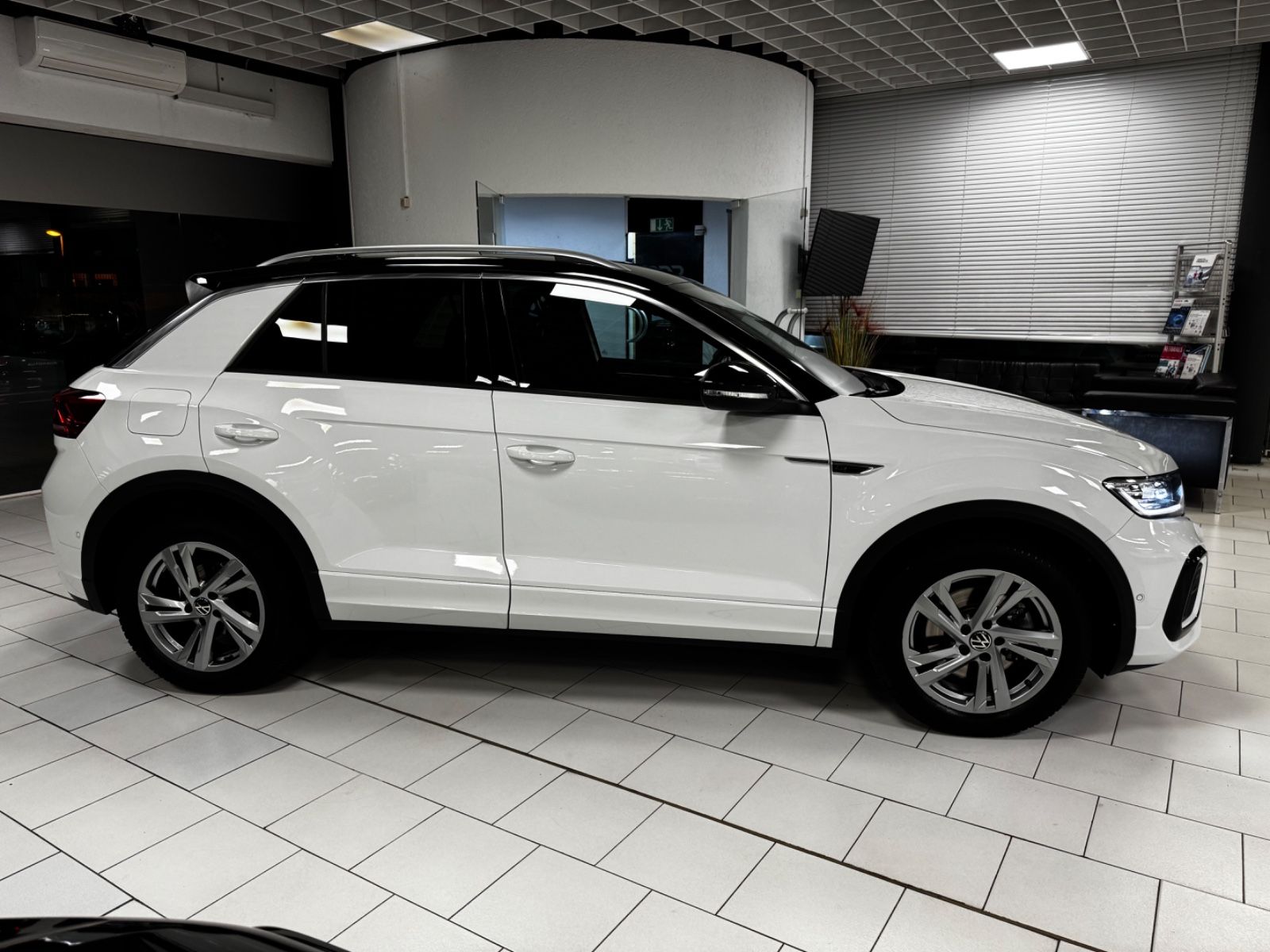 Volkswagen T-ROC 2.0TDI R-Line - Samsaru's Car Outlet