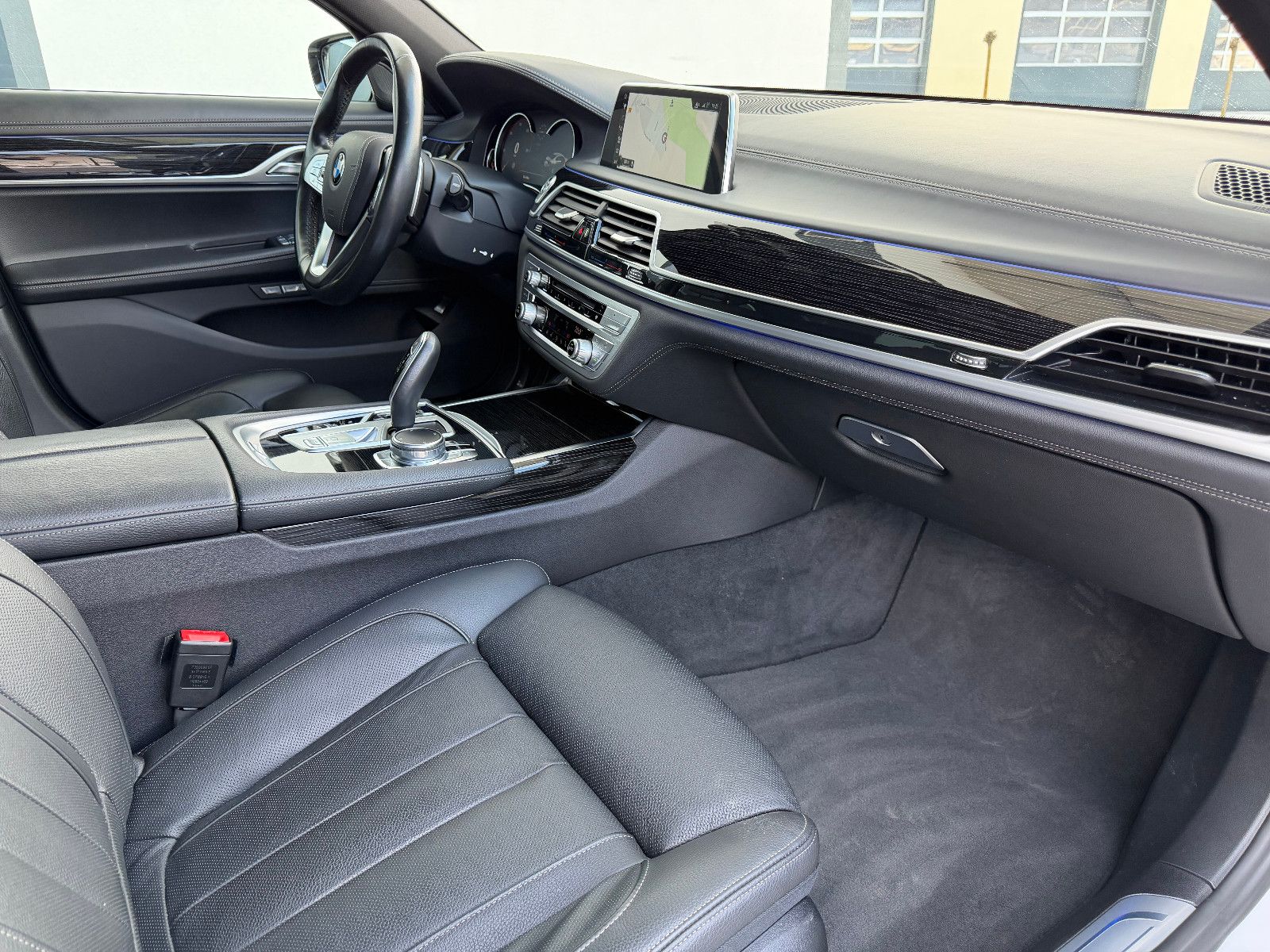 BMW 750ixDrive M-SPORT/MASSAGE/AHK/NIGHTV./LASER/H&K