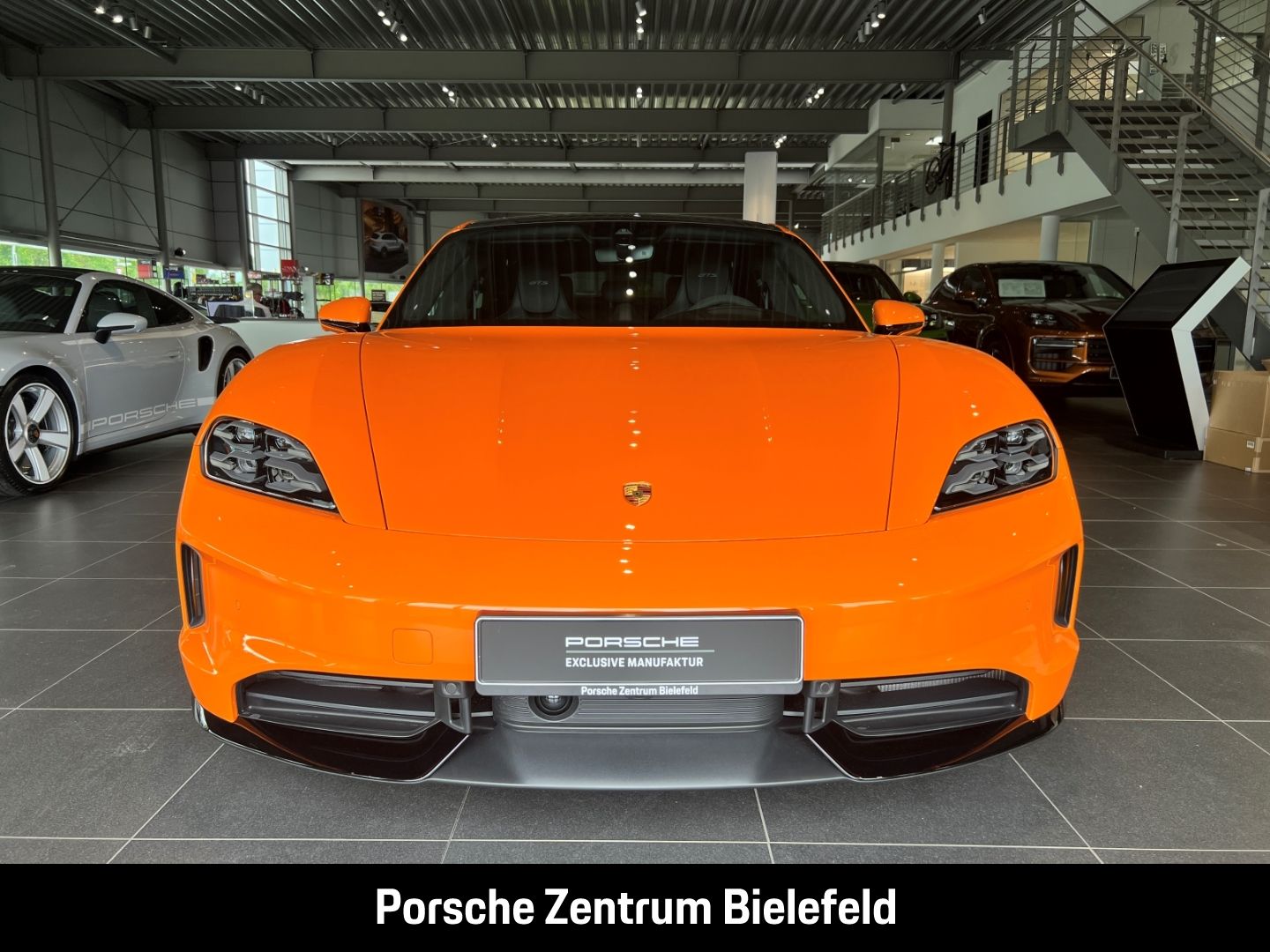 Porsche Taycan GTS Pastellorange Soft-Close SurroundView
