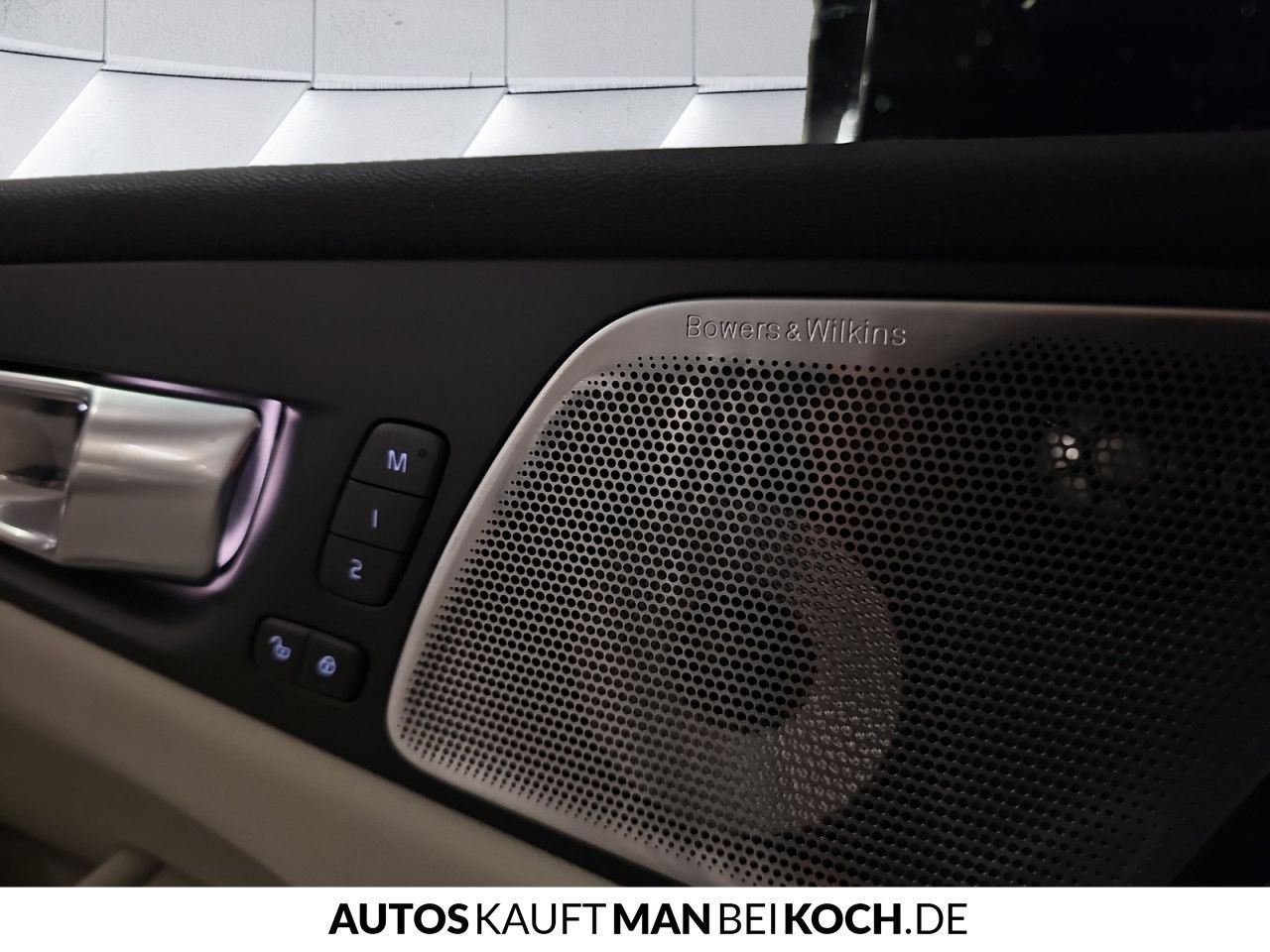 Volvo XC60 T6 AWD Plug-in Hybrid Ultra Dark - Samsaru's Car Outlet