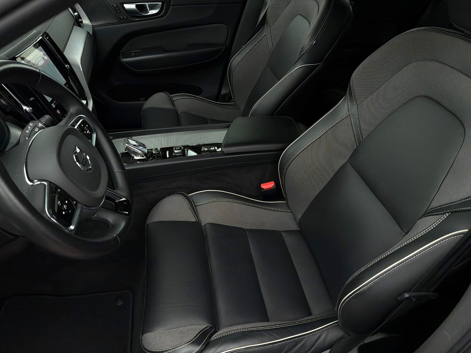 Volvo XC60 R Design Recharge Plug-In Hybrid AWD