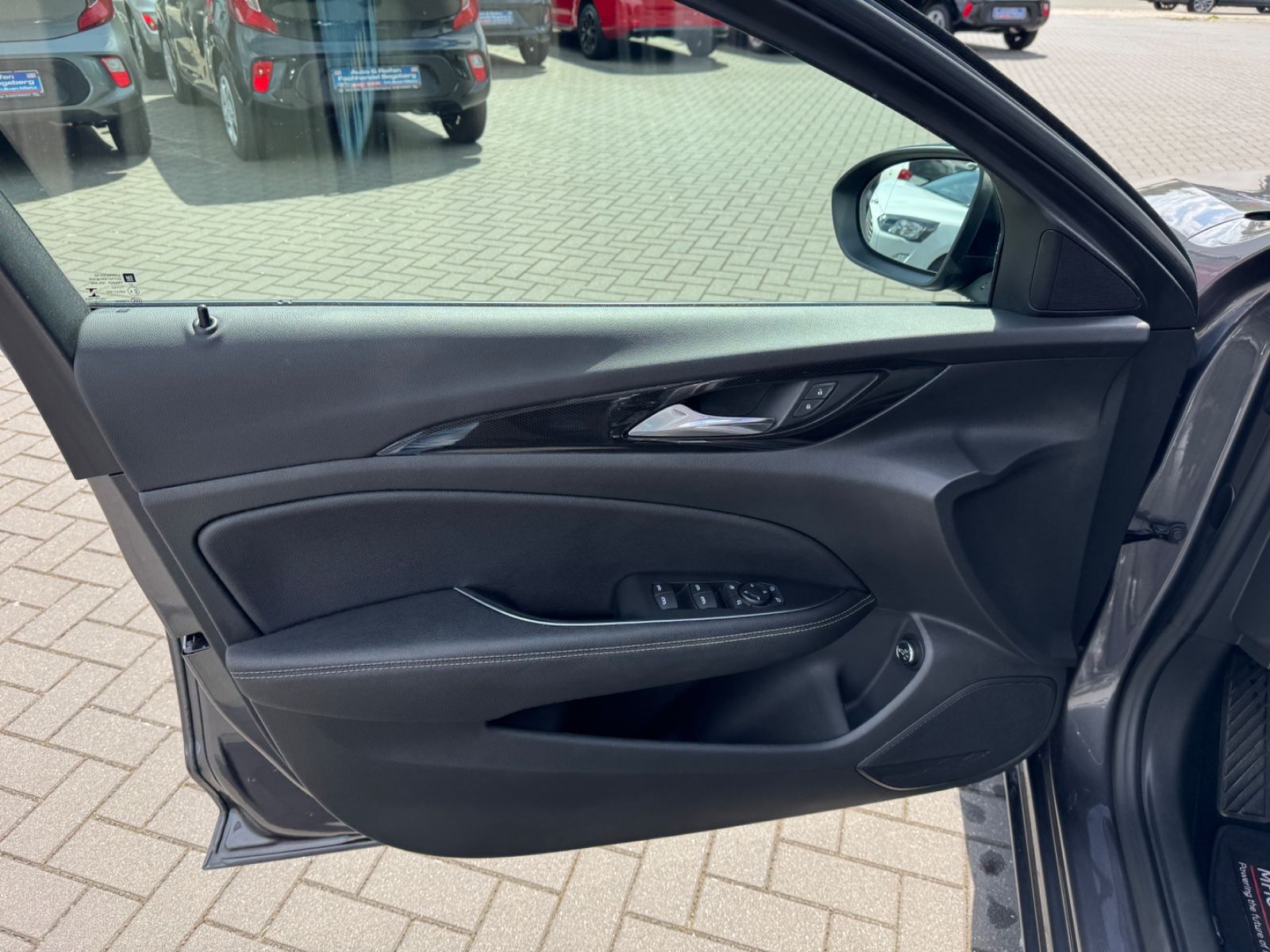 Opel Insignia B Sports Tourer Business - Samsaru's Car Outlet