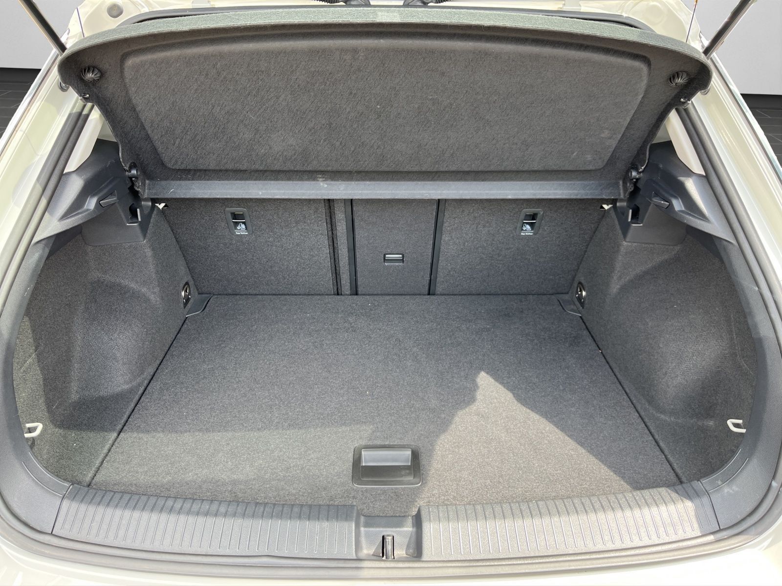 Volkswagen T-ROC Life 2.0 TDI - Samsaru's Car Outlet
