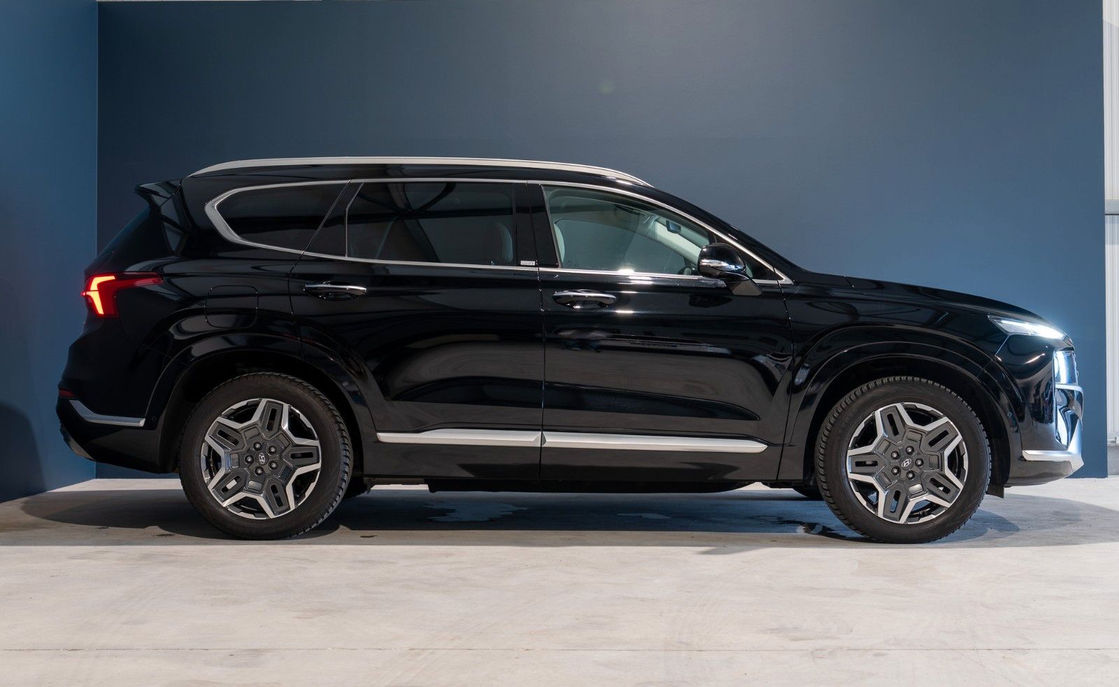Hyundai Santa Fe Signature Plug-In Hybrid 4WD - Samsaru's Car Outlet