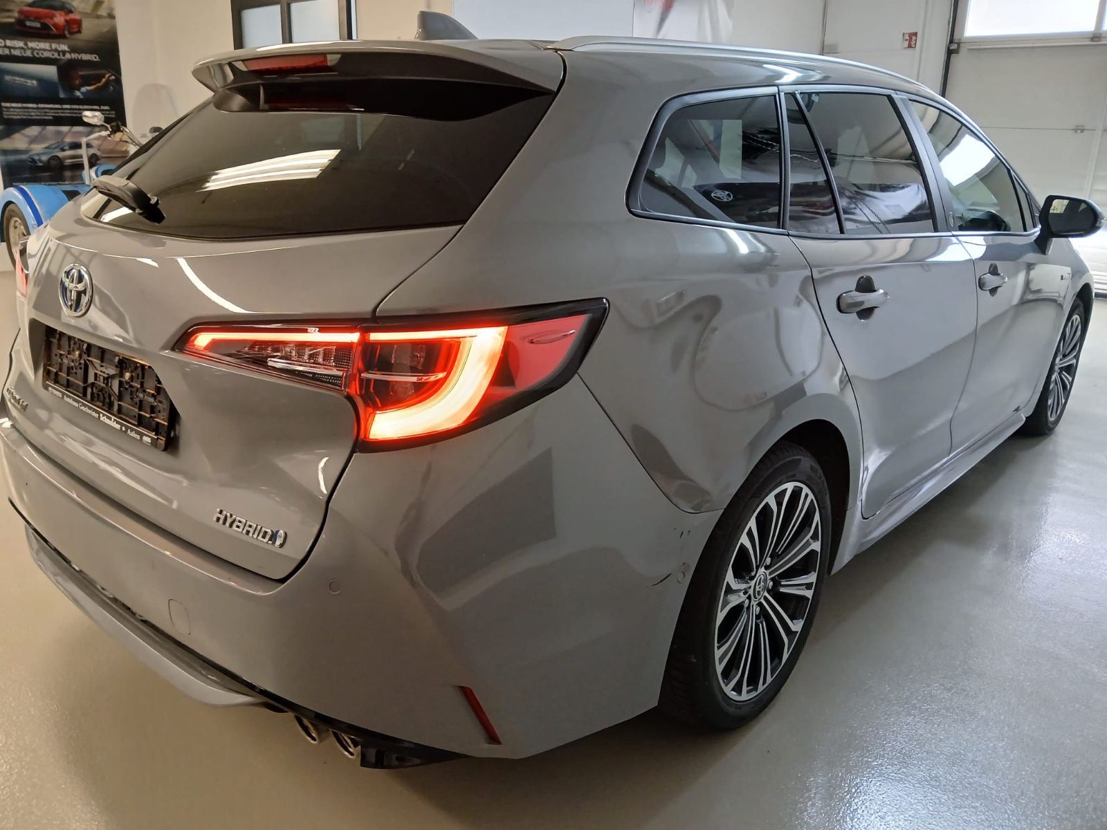 Toyota Corolla Touring Sports 2.0 Hybrid Team - Samsaru's Car Outlet