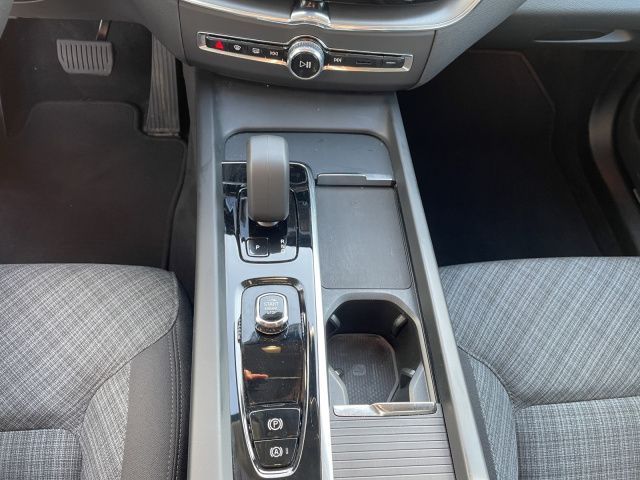 Volvo XC60 B4 Core - Samsaru's Car Outlet