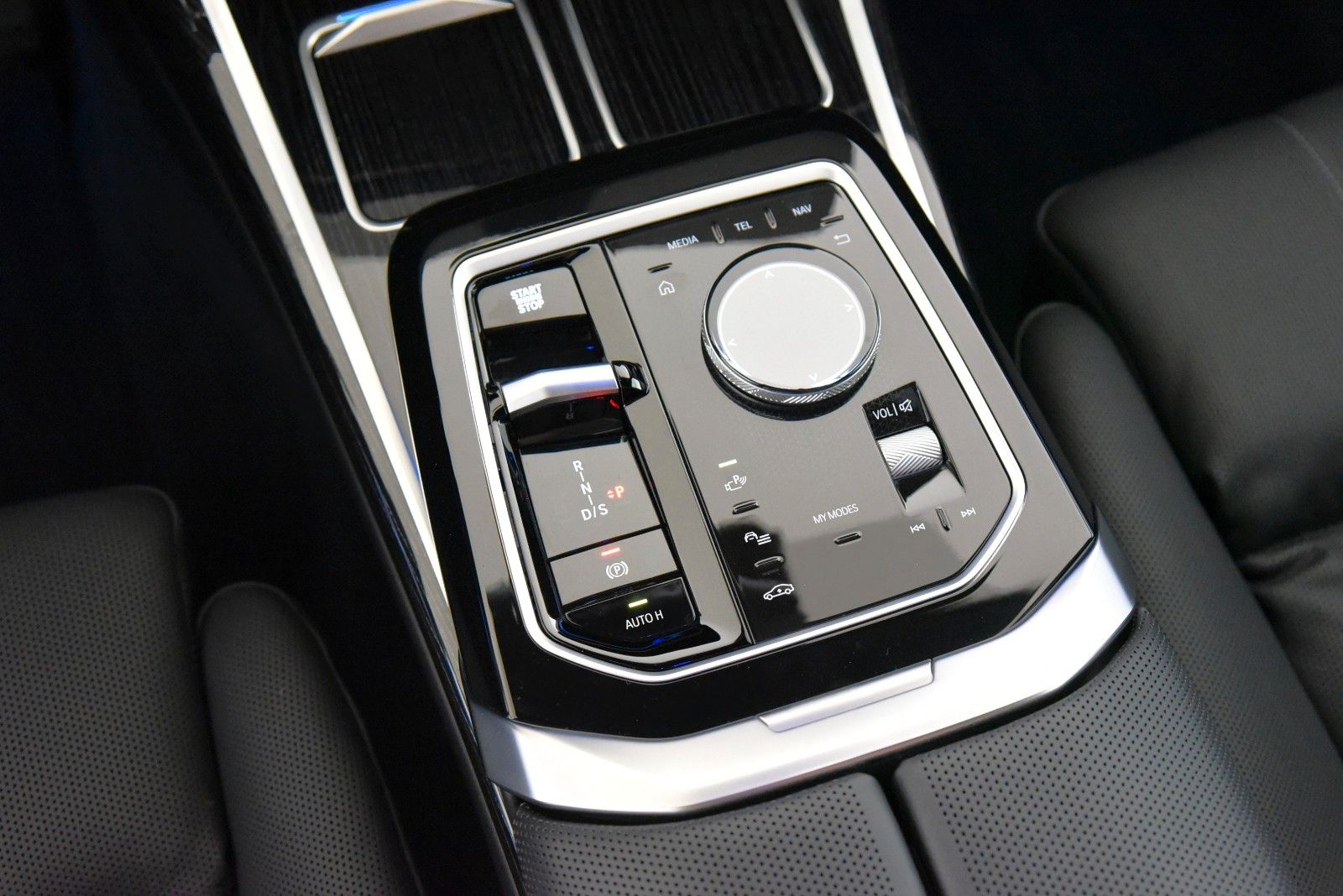 BMW 740d xDrive M Sport Pro ACC LED Pano HUD B&W