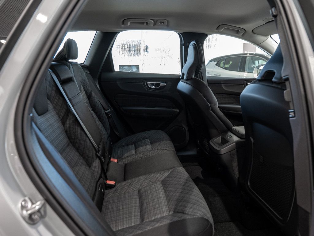 Volvo XC60 B5 AWD Essential NAVI W-LAN AHK LED FACEL.