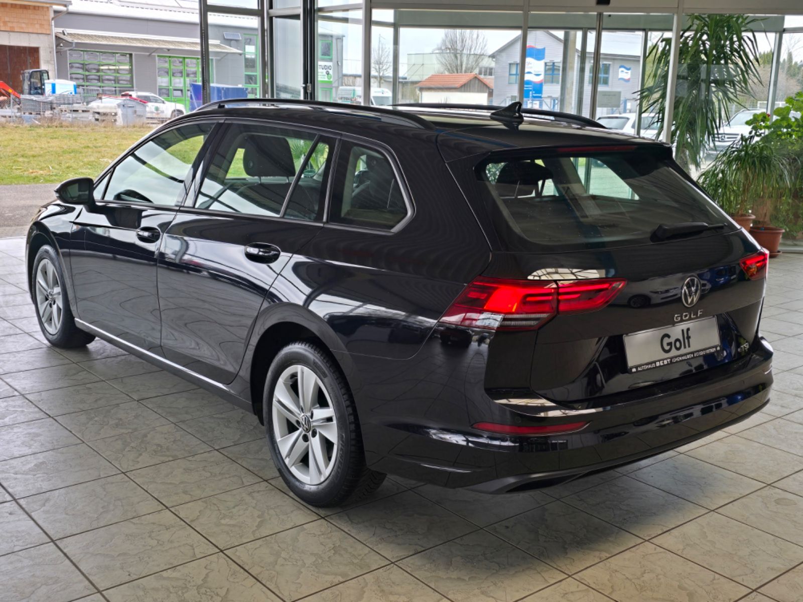 Volkswagen Golf VIII Variant Life eTSI DSG - Samsaru's Car Outlet
