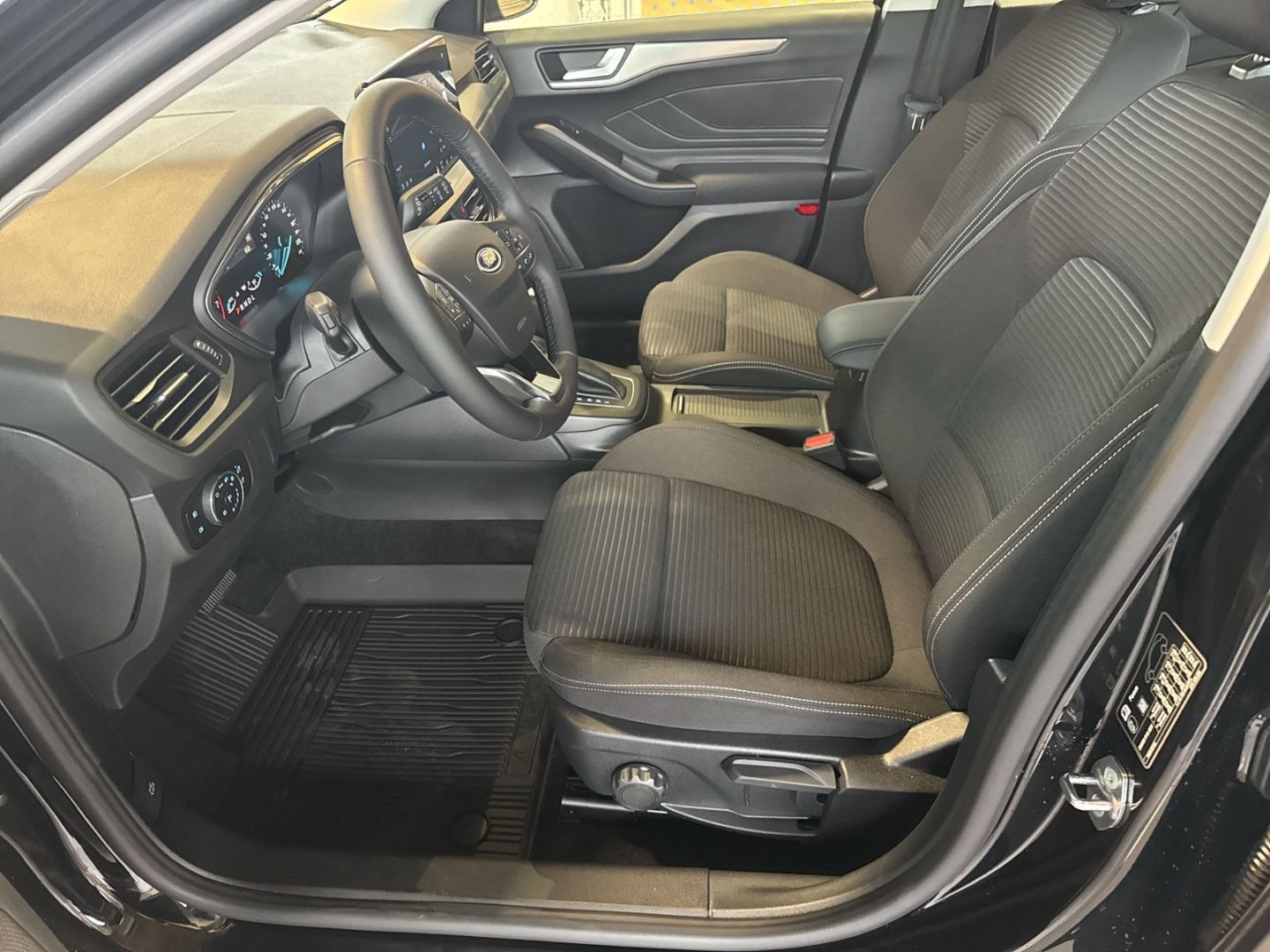 Ford Focus Titanium 1.0 EcoBoost MHEV +LED+ACC+TWA+SZ