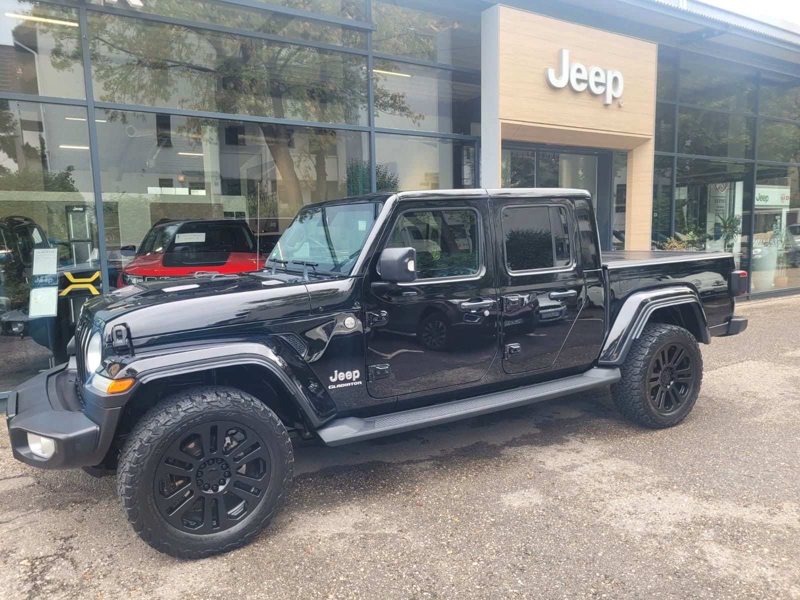 Jeep Gladiator Overland 4WD AHK top
