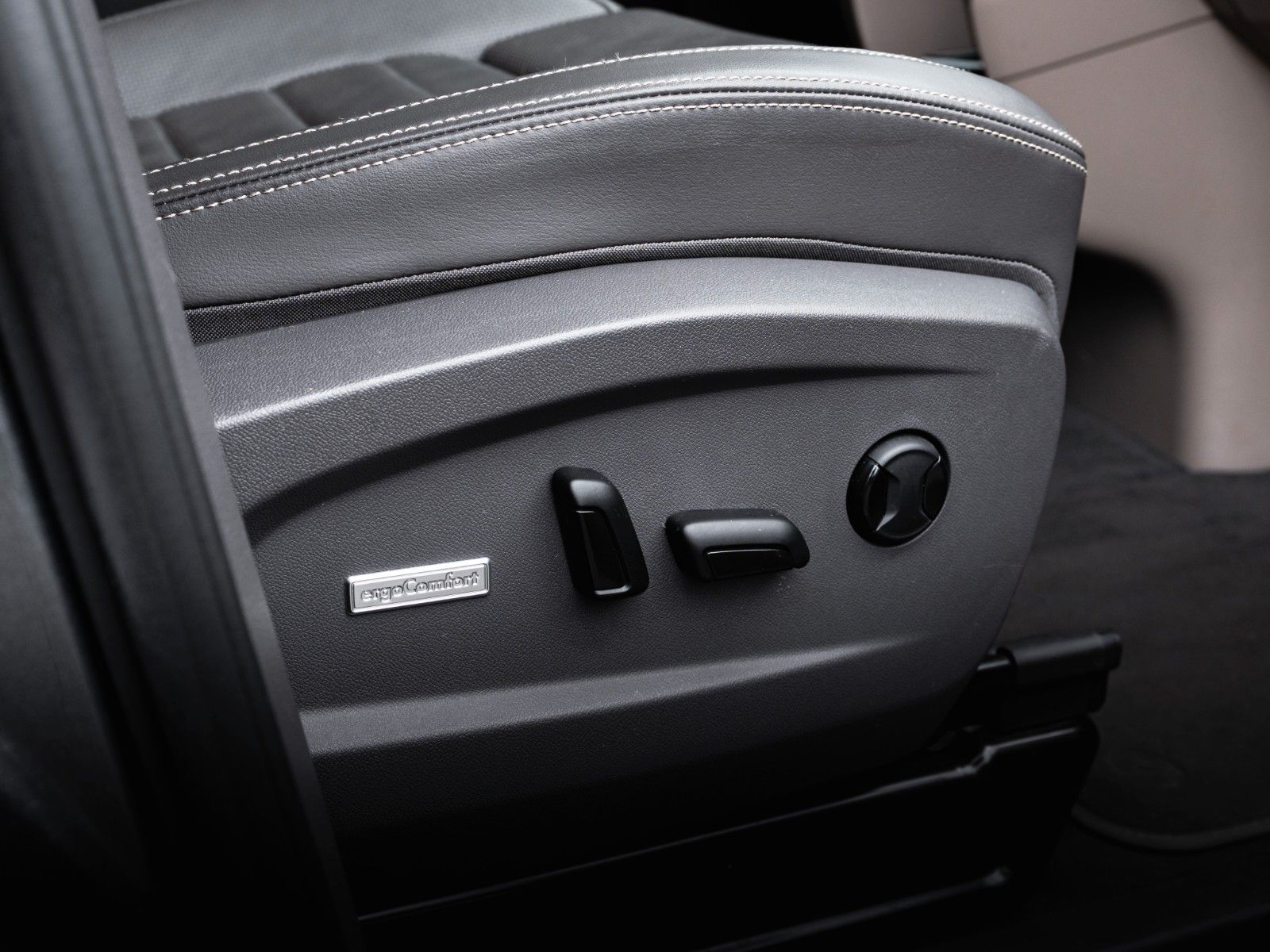 Volkswagen T7 Multivan LANG 100% VOLL TSDHZG LEDER PANO