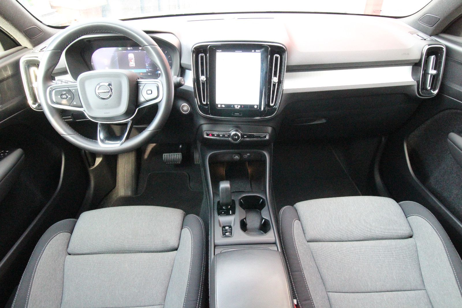 Volvo XC40 Core B3 - Samsaru's Car Outlet