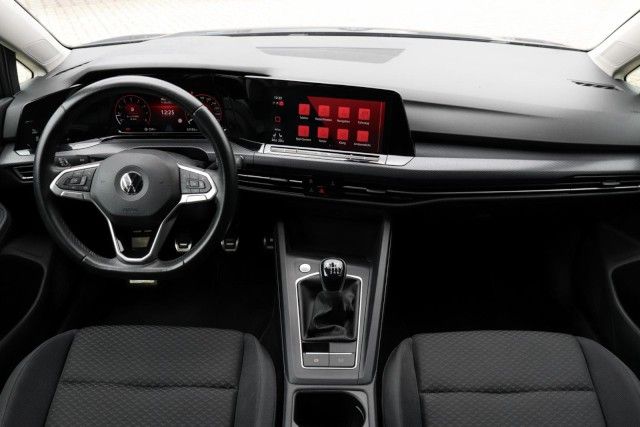 Volkswagen Golf VIII 1.5 TSI - Samsaru's Car Outlet