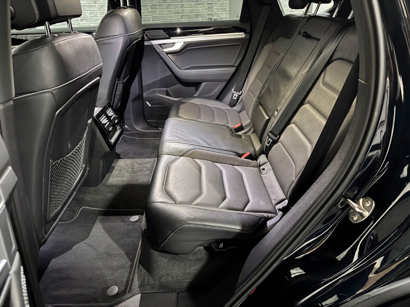 Volkswagen Touareg 3.0 TDI R-Line 4Motion - Samsaru's Car Outlet