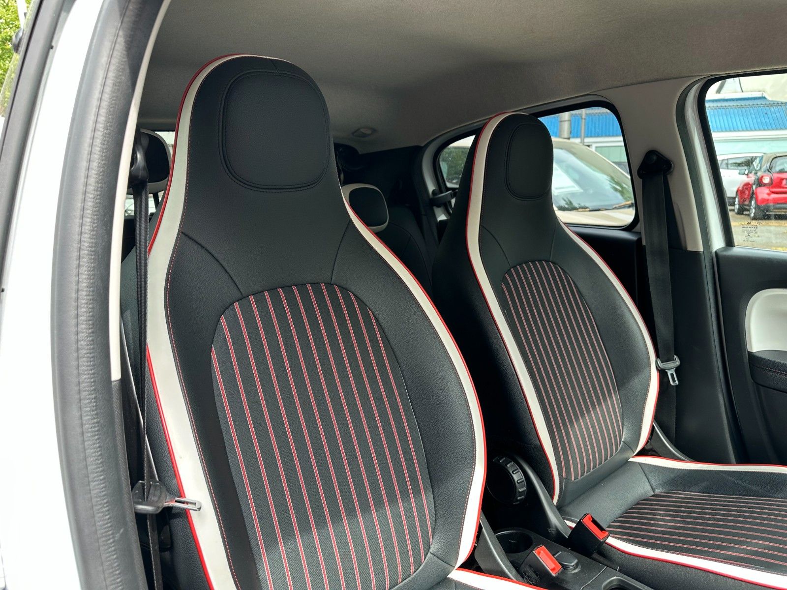 Renault Twingo TCe90 - Samsaru's Car Outlet