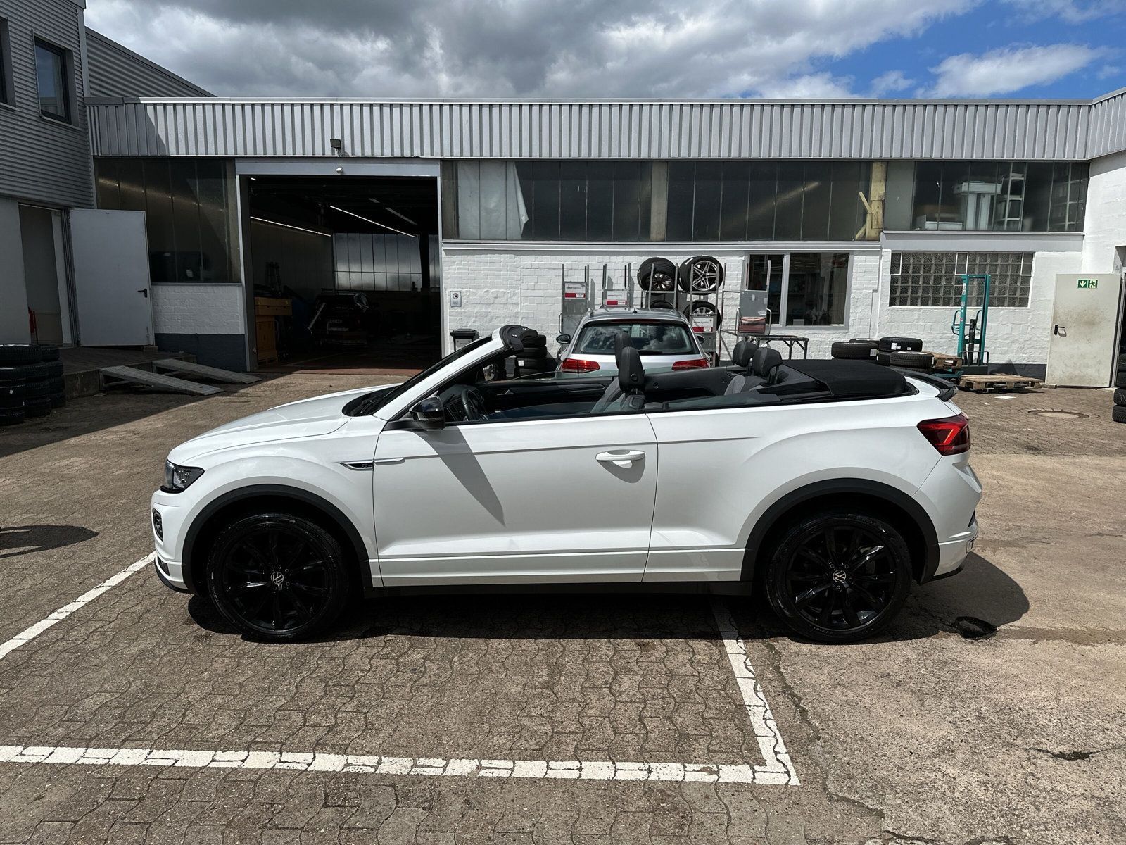 Volkswagen T-Roc R-Line - Samsaru's Car Outlet