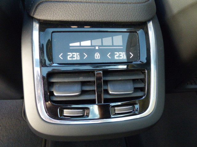 Volvo XC60 Inscription B4 - Samsaru's Car Outlet